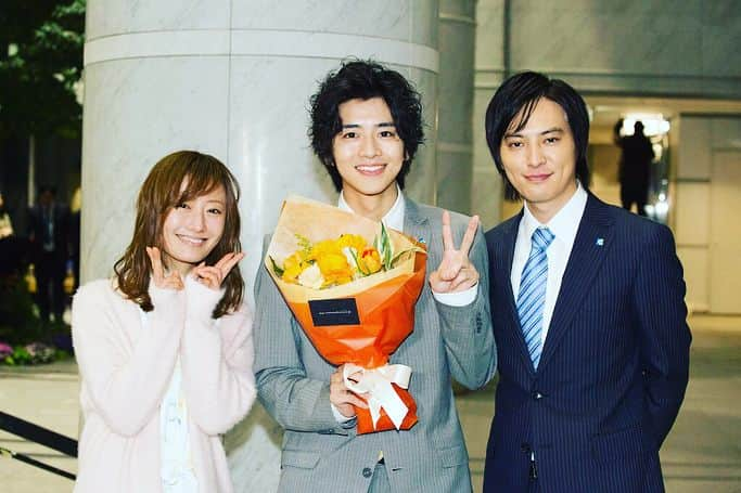 テレビ朝日「ホリデイラブ」のインスタグラム：「❤️ 💐飯島寛騎さんオールアップ💐 💐岡田龍太郎さんオールアップ💐 . とにかくかわいい女の子が大好きで先輩を慕っていてちょっと調子がいいヤツら、というザ後輩ぶりをバランスよく演じ分けてくれた小泉と一ノ瀬でした🤝✨ #ホリデイラブ #ありがとうございました #❤️」