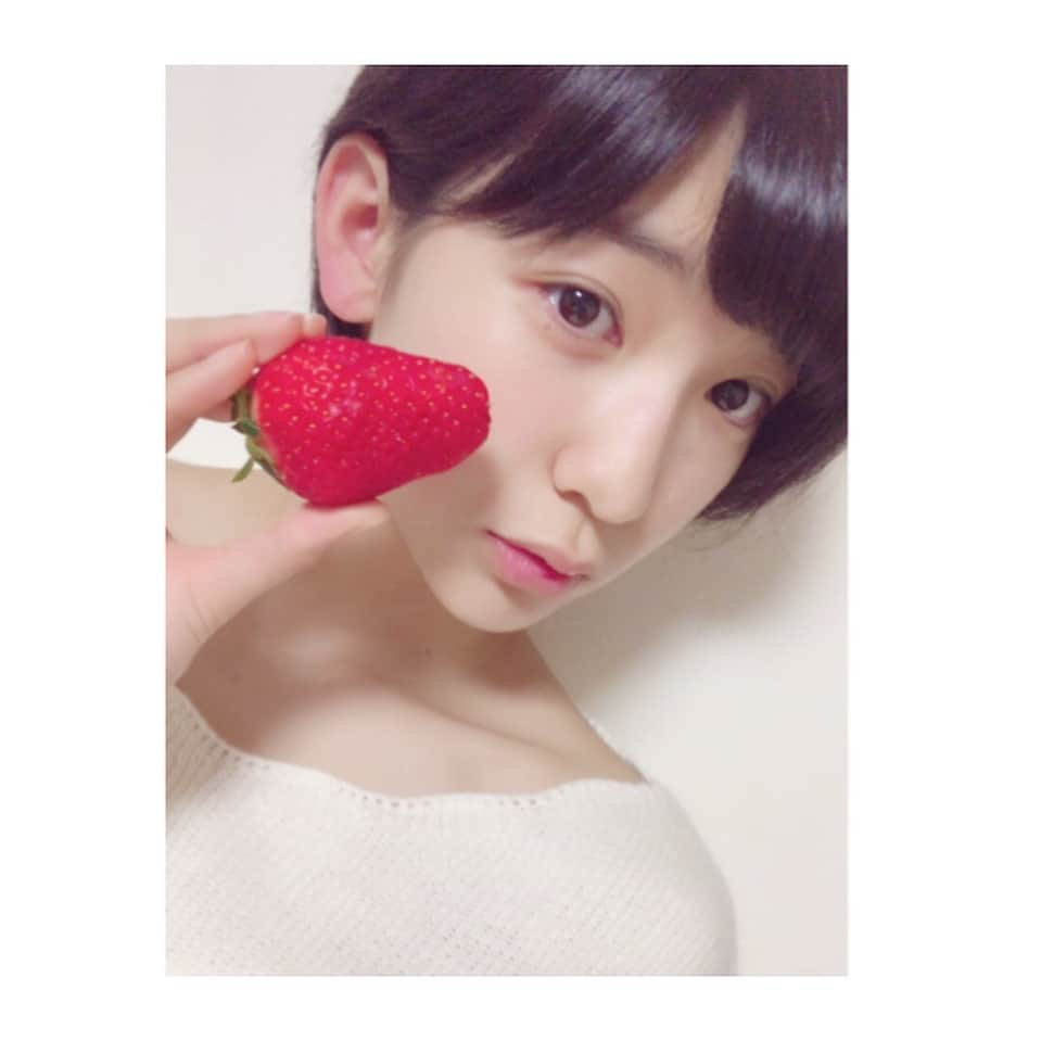 小貫莉奈さんのインスタグラム写真 - (小貫莉奈Instagram)「春らしく暖かくなってきましたね💕 一枚目は…大きないちごを食べたので🍓📸 2枚目は…なんと、桜の花ではなくさくらんぼの花です🍒家の庭に綺麗に咲いていたので🌸 早く実らないかな〜💭 #小貫莉奈 #エイジアプロモーション」3月16日 13時42分 - rina_onuki0529