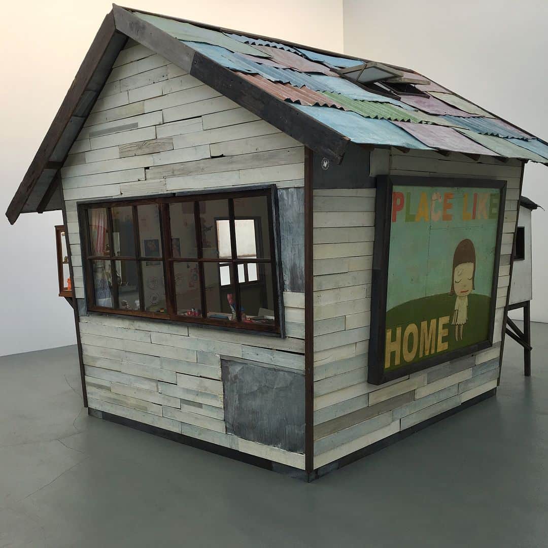 奈良美智のインスタグラム：「Little hut （drawing room ）2007  installed at N’s YARD  http://www.nsyard.com/en/」