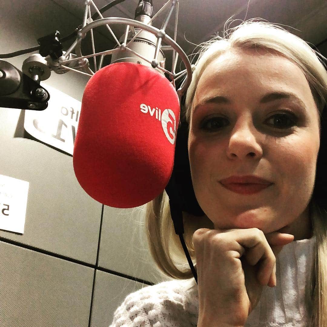 ペニー・クームズのインスタグラム：「💁🏼‍♀️💭 . . . . #media #madiaday #bbc #bbcradio #radio #fivelive #interview #headphones #microphone #mediacity #athlete #olympics」