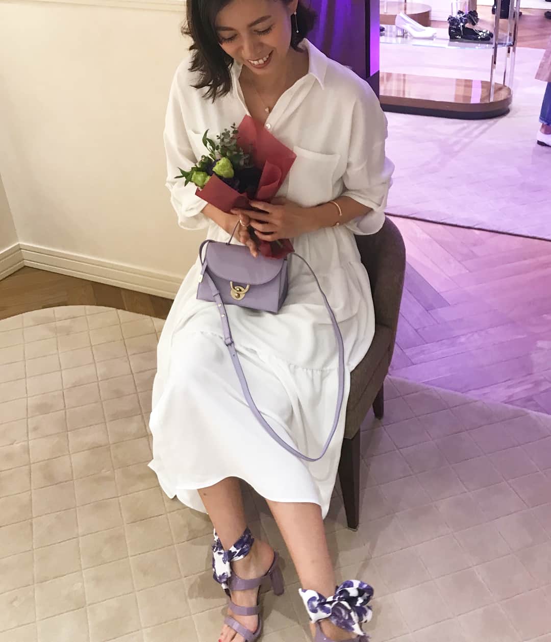 のインスタグラム：「#salvatoreferragamo Party💜 綺麗なお花で埋め尽くされたフェラガモ銀座店。 フェラガモのラベンダー色のバックにお花柄のリボンのサンダルを履いて。 どれもこれも素敵でうっとりでした♡ . #flowerlnvasion  #ferragamoss18  #ferragamo #party #フェラガモ」