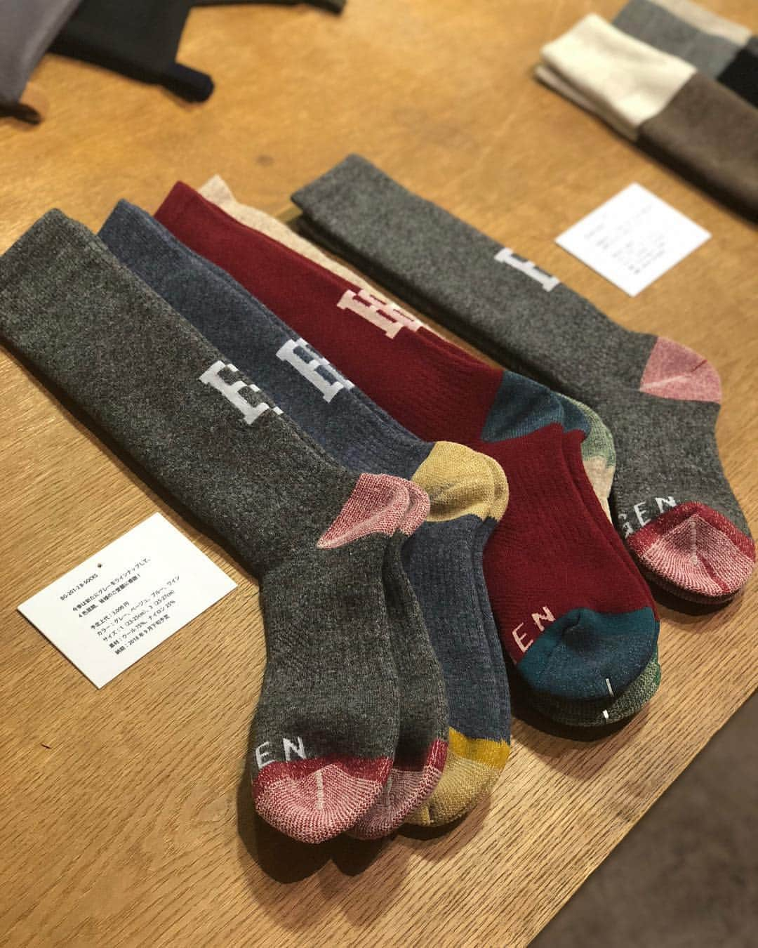 佐々木明さんのインスタグラム写真 - (佐々木明Instagram)「BOGEN *Bsocks*🧦 @skishopbogen 2018 FW EXHIBITION. #bogen #ski #powder #style #clothes #socksunday ここ2年はこのブランドのソックスしか履いていない。街でもロング山でもロング。街でも山でも洒落た感じで着れるブランドは本当の意味でBOGENだけじゃないかな。スキーブランドとして俺は見ているBOGENを。」3月17日 0時37分 - akiraexploring