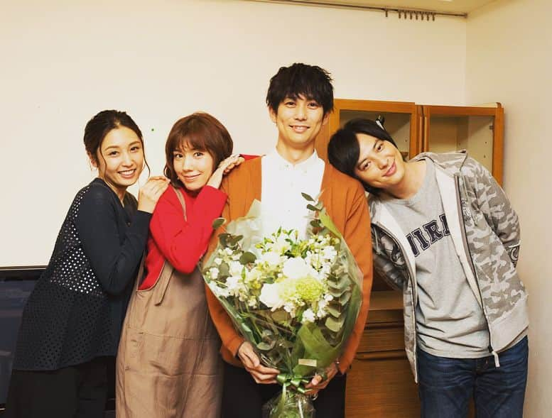 テレビ朝日「ホリデイラブ」さんのインスタグラム写真 - (テレビ朝日「ホリデイラブ」Instagram)「‪❤️ 💐平岡祐太さんオールアップ💐‬ ‪💐三津谷葉子さんオールアップ💐‬ . ‪最初から最後までずっと杏寿の味方でいてくれた、ハルちゃんと亜沙美ちゃん😉‬ ‪辛い出来事ばかりが続く中で、おふたりが出てくるシーンのホッとする感じはとてつもない包容力がありました✨‬ ‪#ホリデイラブ‬ #ありがとうございました #❤️」3月16日 16時29分 - holiday__love