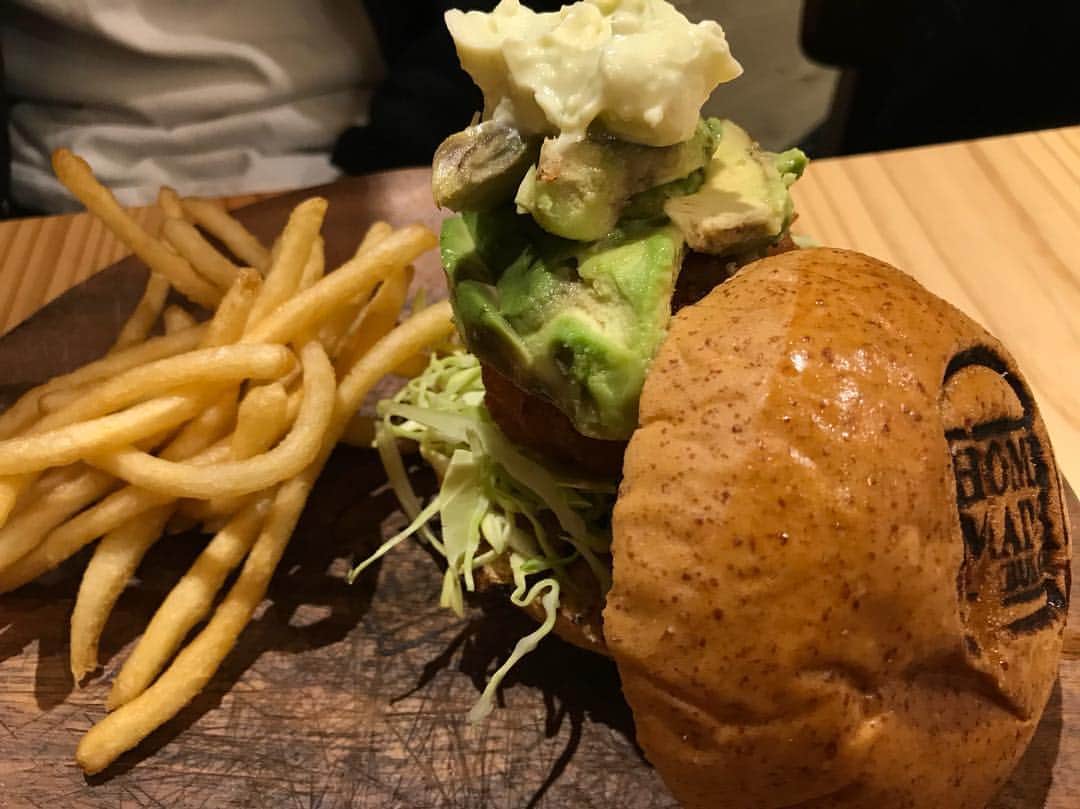 X4のインスタグラム：「T-MAX Hamburger🍔🍟 アボカドとエビのフライのハンバーガー！」