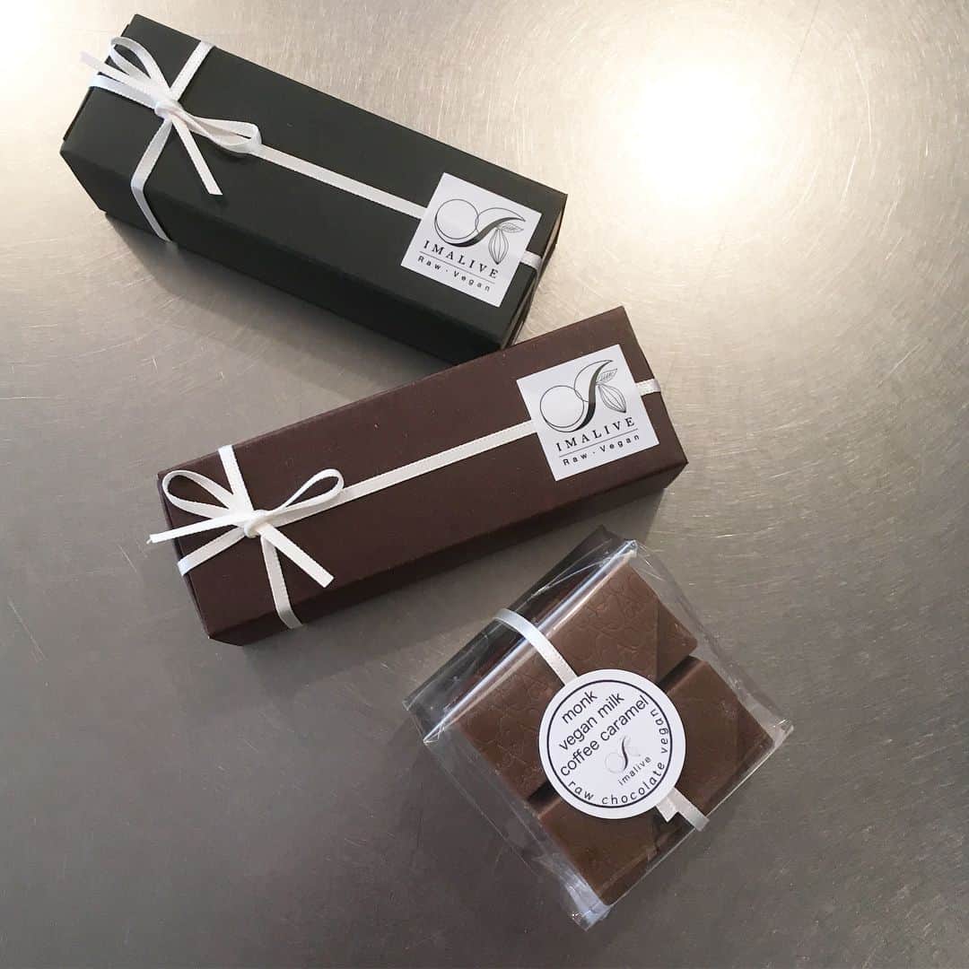 長谷川理恵さんのインスタグラム写真 - (長谷川理恵Instagram)「宝石のような繊細なチョコが届きました💘  #rawchocolate  #imalivechocolate  #vegan #rawchocolate 🍫」3月16日 17時49分 - rie_hasegawa