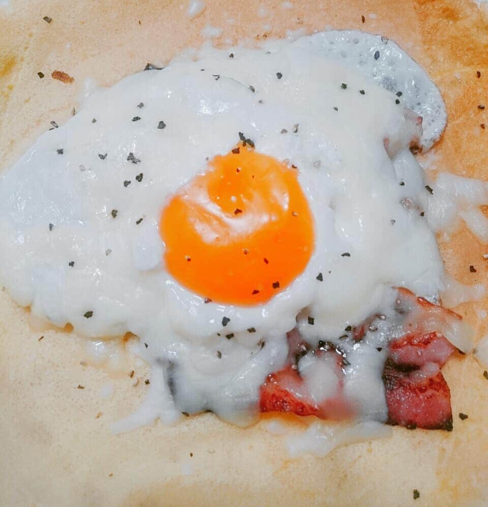 デビのインスタグラム：「#newクレープ #no13 #ベーコンエッグチーズクレープ #朝食 #85点 #クレープ」