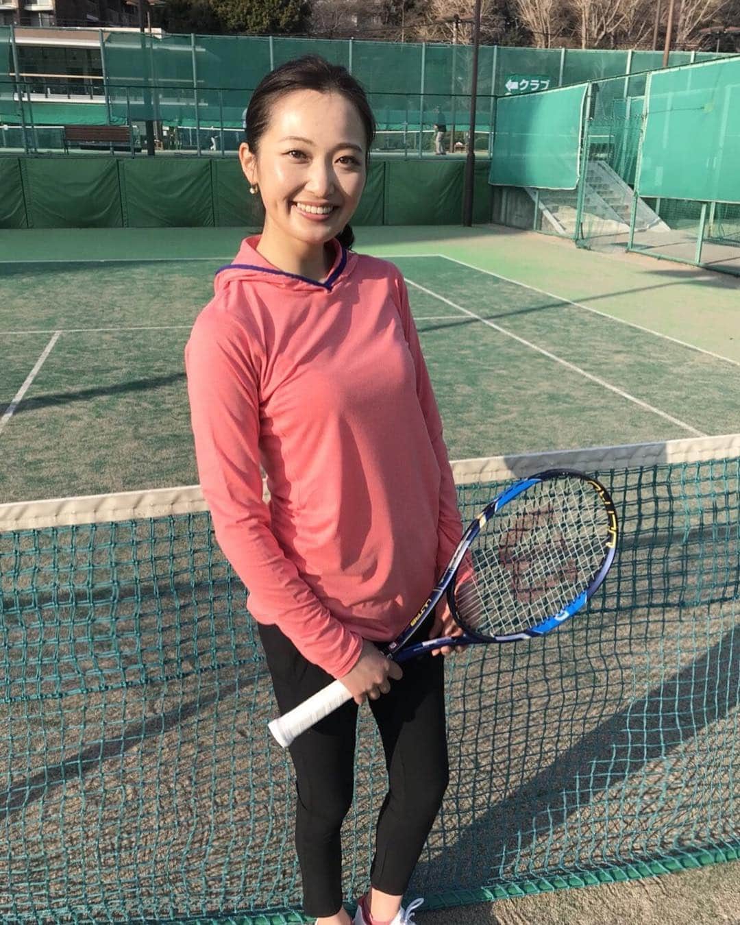 西口真央のインスタグラム：「私服のコーディネートも大好きですが スポーツをするときに、お気に入りのお洋服・道具と一緒に汗を流すことも大好きです☺︎ #tennis #wilson #ellesse  #ウィルソン #エレッセ」