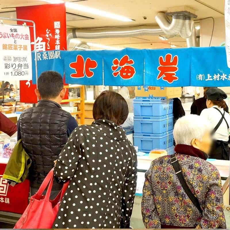デパぐるッ！福岡さんのインスタグラム写真 - (デパぐるッ！福岡Instagram)「お客さん「ウニだけのお弁当二つちょーだい！」 店主「はいよっ！」 . そんなお客さんと店主の会話が聞こえて来たので振り返ってみると、いくら、ウニ、ほたてなどが贅沢に入った宝石箱のようなお弁当の数々が✨✨ . 北海岸の「わがまま弁当」は、なんとお客さんの好みに合わせてお弁当に具材を乗せてくれるんだそう💕 . ちょうどお客さんにウニづくしのお弁当を作っているところをパシャり📸黄金色に光るウニの山が本当においしそうです😍（写真2枚目） . ウニだけ、いくらだけというのはもちろんのこと、「メニューにある具材全て乗っけて❤️」なんていうちょっとわがままな要望にも答えてくれちゃうんだとか👏👏 . 黒崎井筒屋のうまいもの大会の会場で見かけたら、思いっきりわがまま言うしかないですね😎✨ . 北海岸 わがまま弁当 2160円 . 黒崎井筒屋 6階催場 第7回全国うまいもの大会と銘匠菓子展 3月13日(火)〜19日(月) . #井筒屋 #黒崎 #海鮮 #弁当 #わがまま #チョイス #北海岸 #北九州 #北九州グルメ #北九州ランチ #井筒屋 #黒崎井筒屋 #デパぐる #デパぐる福岡 #デパート #デパートグルメ #デパ地下 #百貨店 #百貨店グルメ #グルメ #ランチ #福岡 #福岡グルメ #福岡ランチ #fukuoka #gourmet #lunch」3月16日 18時55分 - arne_gourmet