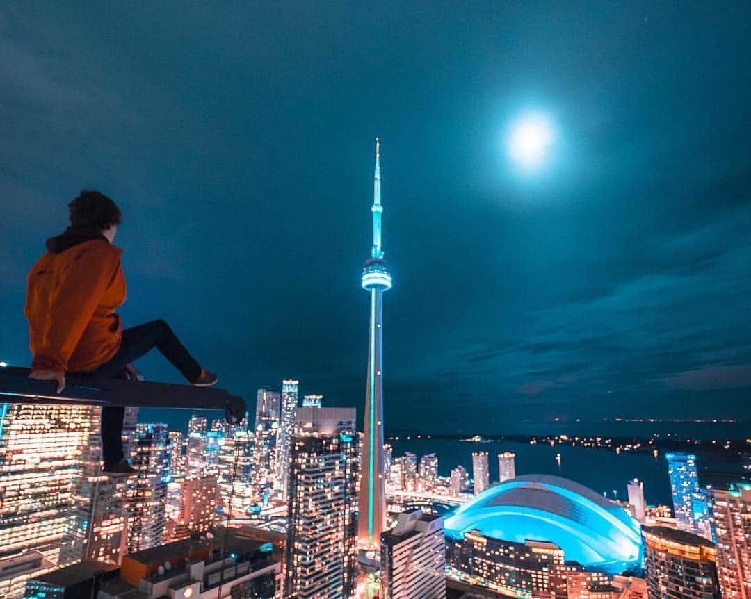 のインスタグラム：「思わず足がすくんでしまいそう・・⠀ それでもこの絶景、一度は眺めてみたいですね。⠀ ⠀ Photo by : @whayls⠀ #rカナダ #トロント#写真好きな人と繋がりたい #写真撮ってる人と繋がりたい #景色 #綺麗 #絶景 #海外 #海外旅行 #旅行 #写真 #感動 #カメラ #インスタ映え #夜景 #ワーキングホリデー#ワーホリ#留学 #photo #l4l #photooftheday #tflers#instagood#instadaily#instamood#picoftheday #toronto #canada #beautiful #night⠀」