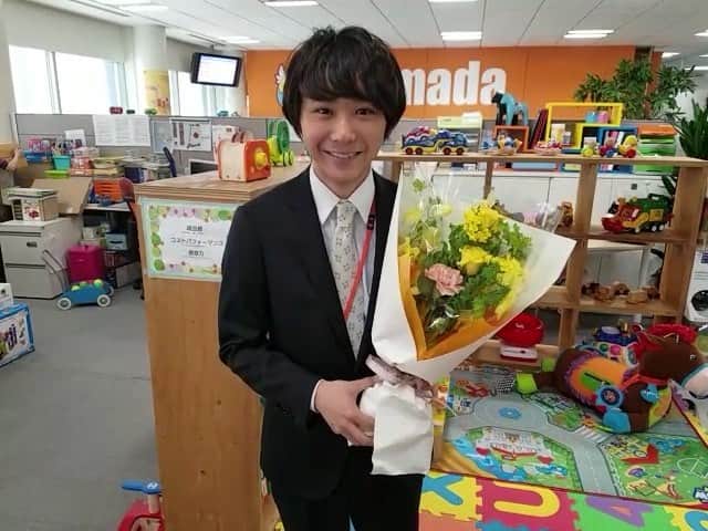 フジテレビ「隣の家族は青く見える」のインスタグラム：「. キャストの皆さん、続々とクランクアップ中です😣✨ クランクアップトップバッターは、矢野朋也役の須賀健太さん‼️ 須賀さん、3ヶ月間お疲れ様でした〜💐 . ‪そして💨‬ 今日から最終回へのカウントダウンスタート😊‼️ 隣の家族は青く見える 最終回まで あと【6日】です‼️‼️ . #隣の家族は青く見える #となかぞ #須賀健太 #クランクアップ #お疲れ様でした #最終回まであと6日 #3月22日放送」
