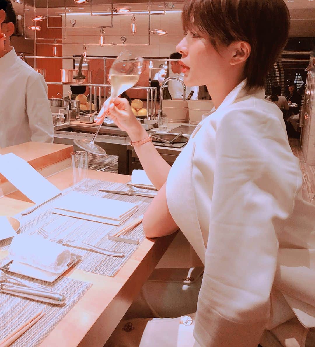 濱野りれさんのインスタグラム写真 - (濱野りれInstagram)「Thanx for all wonderful dishes and drinks💋 This restaurant's phone number is non-publicity like membership system. Therefore it is difficult to make reservation. Photo with mr. Suga👳‍♂️✨ #Reservation ➡︎Difficult #Taste ➡︎ A＋ . #sugalabo#seasonalfood #truffe#tokyoparis#french#japan#tokyo#gourmet#foodie#foodielife#tokyoeats#tokyofoodie#食べるの大好き#スガラボ」3月16日 20時07分 - riregram