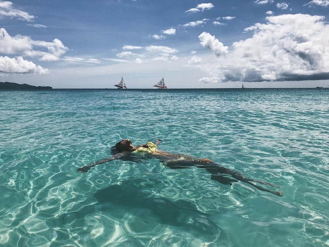 三浦絵里香のインスタグラム：「📍White Beach 浅瀬が奥まで続くのが特徴的な White Beach🐠 魚も入ってすぐ見えるほど 透明で綺麗だった😭 . White beach, which is distinguished by shallows continuing all the way. Being as transparent and beautiful as fish can be seen . . #Backpacker #Alone #boracay #Philippines #love #me #follow #l4l #happy #swag #girl #edm #edmgirl #artiste #model #22 #dj #ELIY  #えりぃ #三浦絵里香」