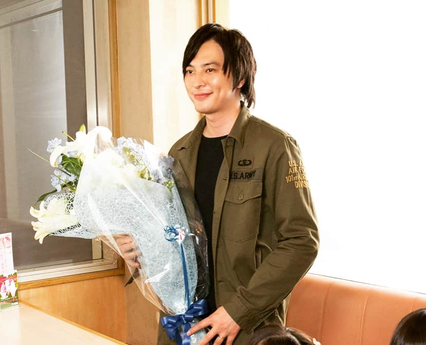 テレビ朝日「ホリデイラブ」のインスタグラム：「❤️ ‪💐塚本高史さんオールアップ💐‬ . ‪純平は不倫をしただけで何もしてない…と他キャストを労う言葉を下さいましたが、浮気をしてしまった夫のリアルすぎる姿がこの物語の入口になりました👏‬ ‪そして常に全キャスト・全スタッフの兄貴でいて下さった塚本さん😊‬ ‪#ホリデイラブ #ありがとうございました #❤️ ‬」