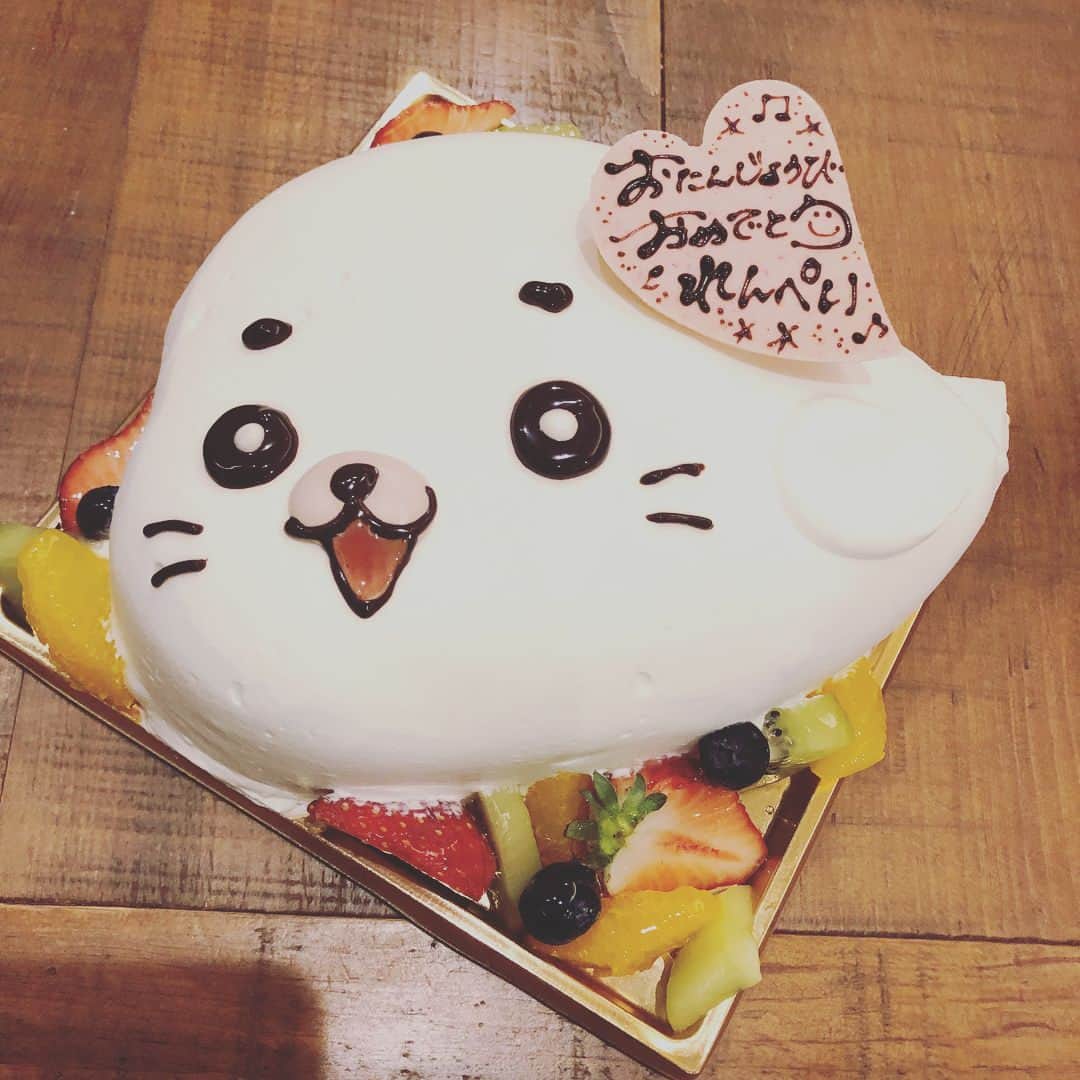栗原心平さんのインスタグラム写真 - (栗原心平Instagram)「ケーキはごまちゃん…切れない…怖い… 私は甘いものではなくバーボンソーダでデザート代わり。 #栗原心平 #shimpeikurihara #ごまちゃん #誕生日ケーキ #ヘブンヒル #バーボン」3月16日 20時32分 - shimpei_kurihara
