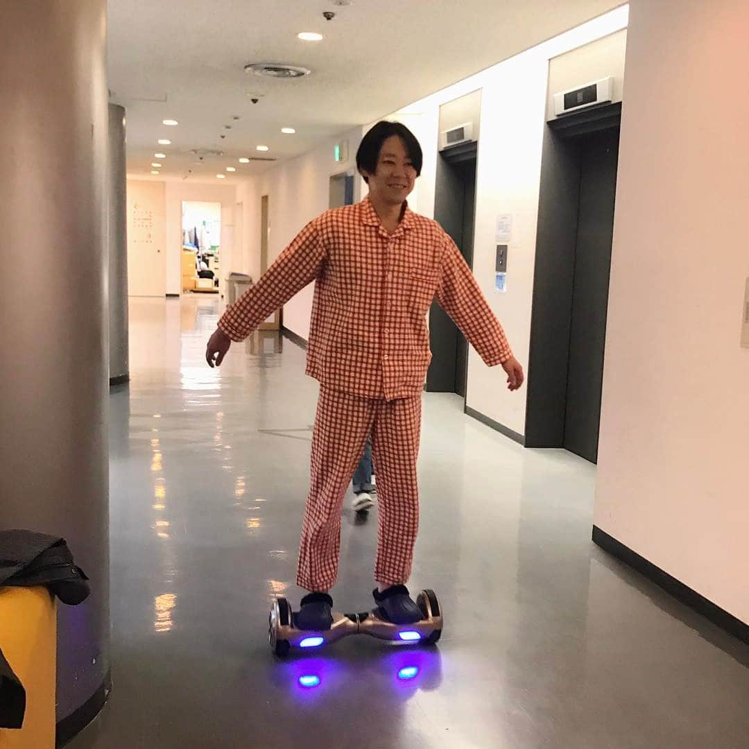 日本テレビ「anone」のインスタグラム：「無邪気な大人を発見しました👀✨パジャマってのがいい味出てる☺️ #anone #あのね #日テレ #水ドラ #阿部サダヲ #意外と乗るの上手い阿部さん #ノロノロ走行 #来週最終回なのに #まだ撮影してるよ #ギリギリ #楽しそうな阿部さん見るとみんな幸せ #終わるのが寂しいなと聞くと #急に寂しくなってきた #持本さん最終回どうなるのか乞うご期待です」