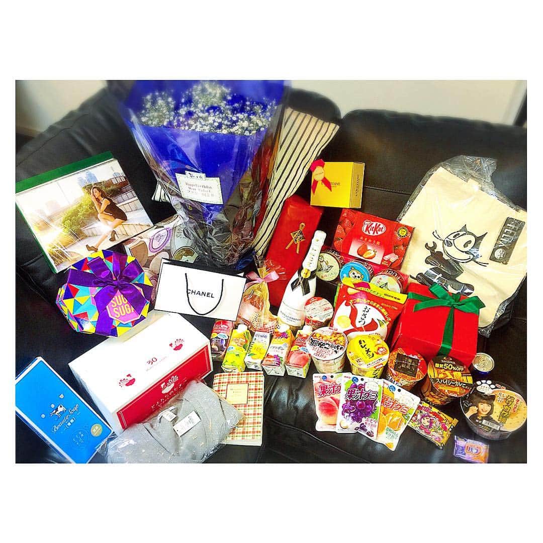 山崎みどりさんのインスタグラム写真 - (山崎みどりInstagram)「2月の誕生日撮影会でいただいたプレゼント🎁🎁🎁🎁 ・  本当に毎年毎年ありがとう😭 ・  私の大好きなものばかり🤣💋 ・  みんなのお祝いしてくれる気持ちがありがたいのに、プレゼントまで😭 ・  全部大切にします❣️&ご馳走様でした❣️ ・  #誕生日プレゼント #バースデープレゼント #プレゼント #ありがとう #😭 #🤧 #💋 #大切にします #幸せです #🎁 #💐 #これからは #気持ちだけで充分です #感謝」3月16日 22時27分 - midori_yamasaki_