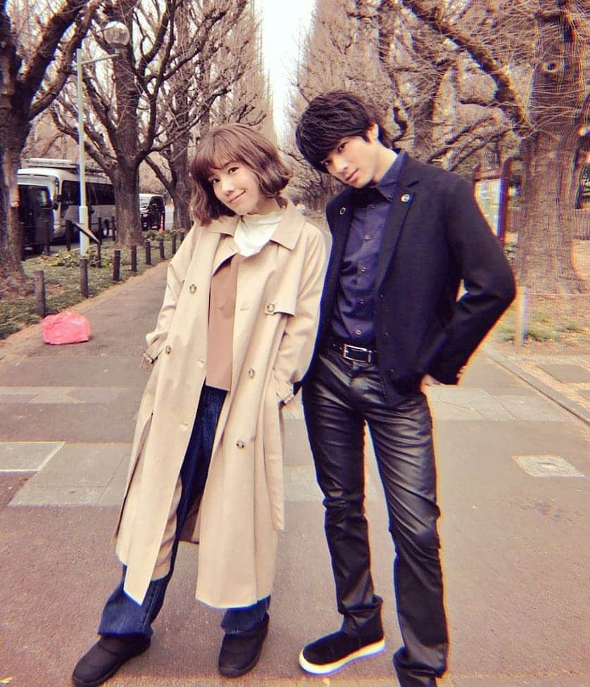 山田裕貴さんのインスタグラム写真 - (山田裕貴Instagram)「『 #ホリデイラブ 』 この後、最終回  我らが座長！仲里依紗さん！ 初日杏寿さんと言葉を交わした時 その繊細な目の動き、繊細な表情に杏寿さんのいろんな想いが伝わり、 本当に「すげぇ」って思った。 めっちゃ伝わってくる。 黒井としても志賀としてもナチュラルに受けようと役を生きる指針が決まった瞬間だった。🙏 #ホリデイラブ  #最終回  #サレ妻 やっぱりこのタグイヤだな(笑) #レアショット  #我らが座長  #高森杏寿 → #仲里依紗 さん #黒井 改め #志賀拓巳 → #山田裕貴  #お疲れ様でした  #あざぁぁぁしたぁぁぁぁぁ  #こんな役者になりたい」3月16日 22時35分 - 00_yuki_y