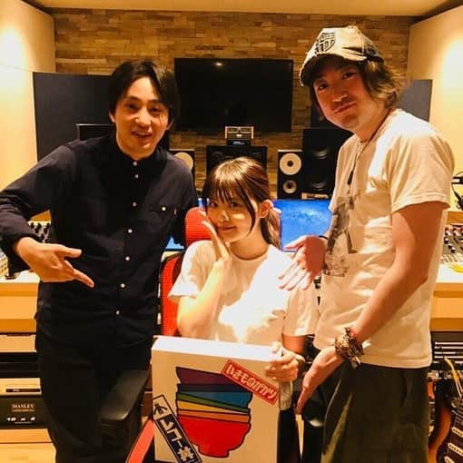 のインスタグラム：「@mizunoyoshiki_teke "聴く環境としてはいちばんだろうということになって、僕の作業場でこの3人でレコー丼試聴。いっぱいつくってきたね。 デビュー13年目に入りました" #いきものがかり  #ikimonogakari #レコー丼先生」