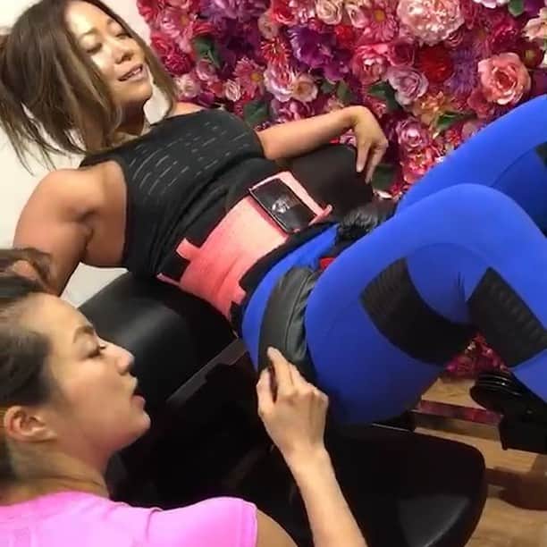 のインスタグラム：「🍑尻トレ🍑 ☠️最初の叫び声に注意w☠️ . 先月の  @spiceupfitness_official  グループレッスン！ひっさびさに参加した時で兎に角辛かった。辛すぎて笑ってるけど、笑うと怒られる😂 . 最初のドスが効いた叫び声は @tomo_fitness 友さんかな、私かな。。。可愛くないね… ちなみにこの後辛くて、ちょっと休むって言って休んでました♡ 良い子は真似しないでね😂😂😂 . 撮影 by @fitness.airi  ウエアは靴以外 @reebokjp  靴はウエイトリフター用笑 #私はそんな重量級ではない #意外と重いのいけない #いいんだ重くなくても #自分がちゃんと変わってればそれで良い #過去と比較してきちん変われてればOK #変われてるのかな… #ちなみにこれは減量前ね #減量してるけど変われてるのかな #トレーニングできてないけど脳内カロリー消費してるから変われてる #変わってるし #デスク座ってるだけで絞れてるし #ボンキュボンのゴリゴリ体型だし #物は言いよう #違うな #活動量あげないと… #桃尻 #くびれ #美尻 #bootybuilding  #fitnessmodel #fitnessbikini」