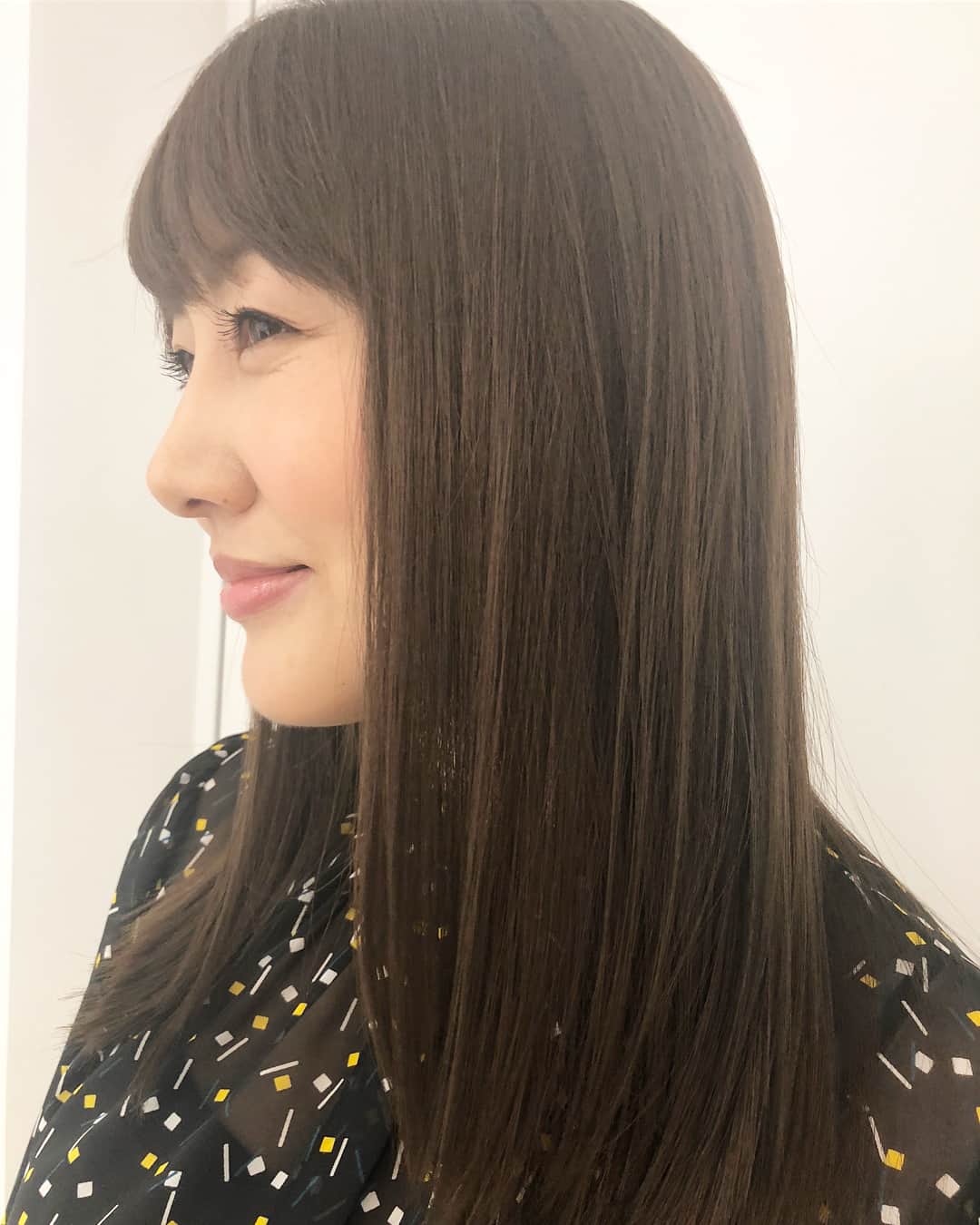 木村直人さんのインスタグラム写真 - (木村直人Instagram)「おはようございます。  タレントの「安めぐみさん」が髪やりに来てくれました。  @yasu_megumi_official  最近はやはり暖かくなってきた事から明るめのオーダーが増えてますね。  ただ、黄色っぽい明るさは望まれていないので、ふわっとしたピンクを混ぜたブルー系で明るめに作っている事が多いです。  ピンクを混ぜると基本暗めになるのですが、ブルー系アッシュと混ぜる事でふわっとしたまさに桜っぽい雰囲気を作る事ができます。  印象はもちろんのこと、自分自身も軽い気持ちに。  ご参考ください。  花粉に負けないで頑張っていきましょう。  はーくしゅん！！！ #throw #throwcolor #pink #smoke #ヘアカラー #安めぐみ」3月17日 9時26分 - air_kimura