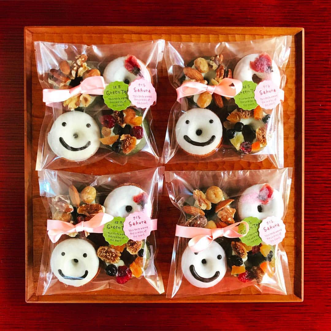 Kozue Yoshidaのインスタグラム：「#焼きドーナツ #bettsbara #お菓子 #ハヤマステーション  焼きドーナツに「抹茶＋桜🌸」が登場です」