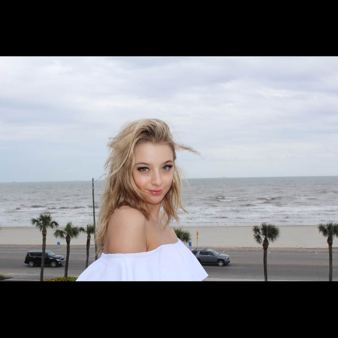 アンバー・グレンさんのインスタグラム写真 - (アンバー・グレンInstagram)「Stretching on Galveston beach🌊🌤👙」3月17日 5時09分 - amberglenniceskater