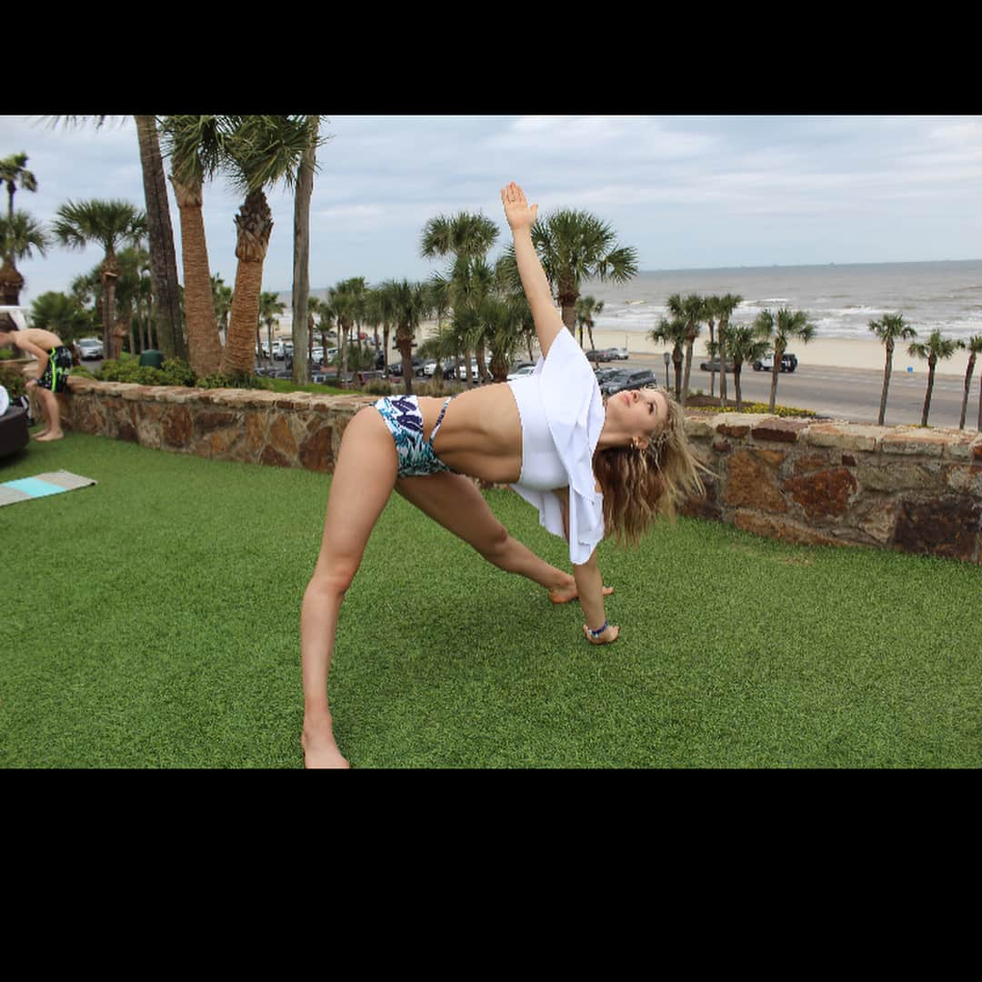 アンバー・グレンさんのインスタグラム写真 - (アンバー・グレンInstagram)「Stretching on Galveston beach🌊🌤👙」3月17日 5時09分 - amberglenniceskater