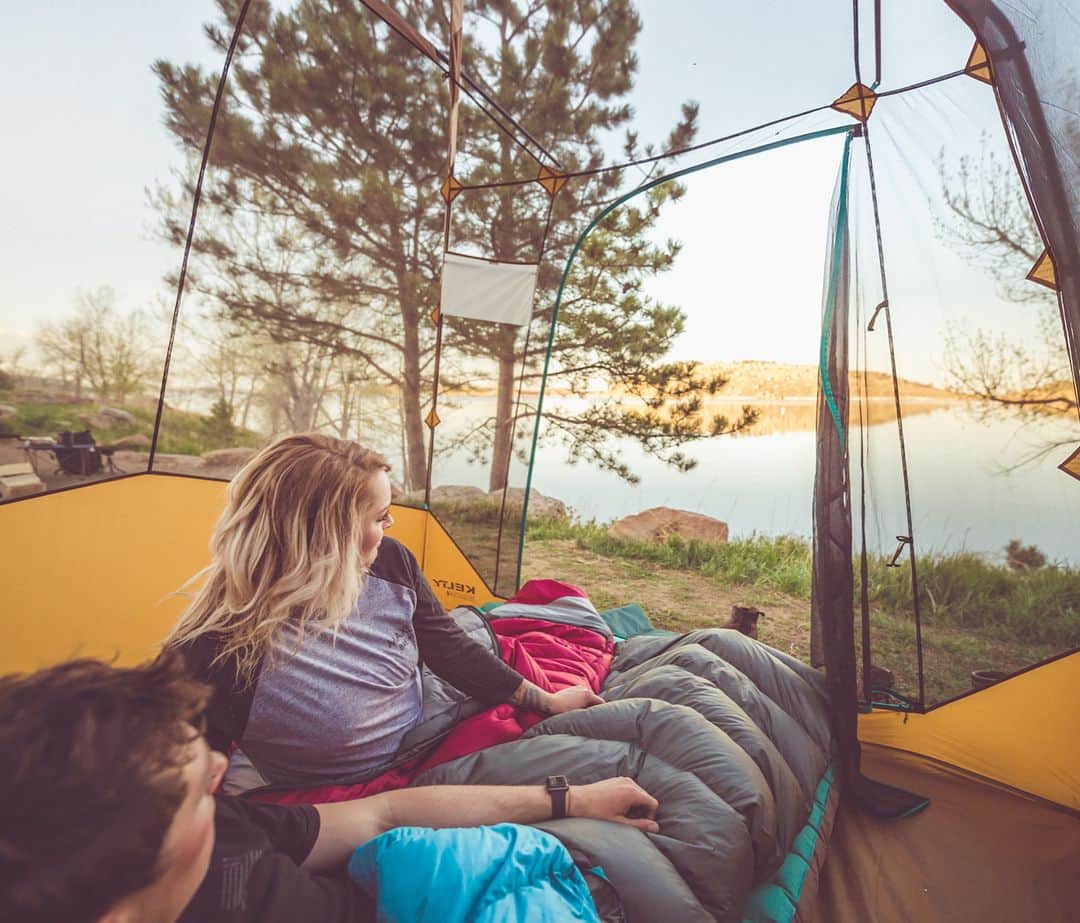のインスタグラム：「Room with a (very large) view. The new Sequoia 4 & 6 person tents are here! Star-gazing and 360 degree views for when you want it, and rain/privacy fly for when you don’t. Check it out at Kelty.com. Swipe < for more. #keltybuilt #tentview #campinglife 📷 @twm_photo」