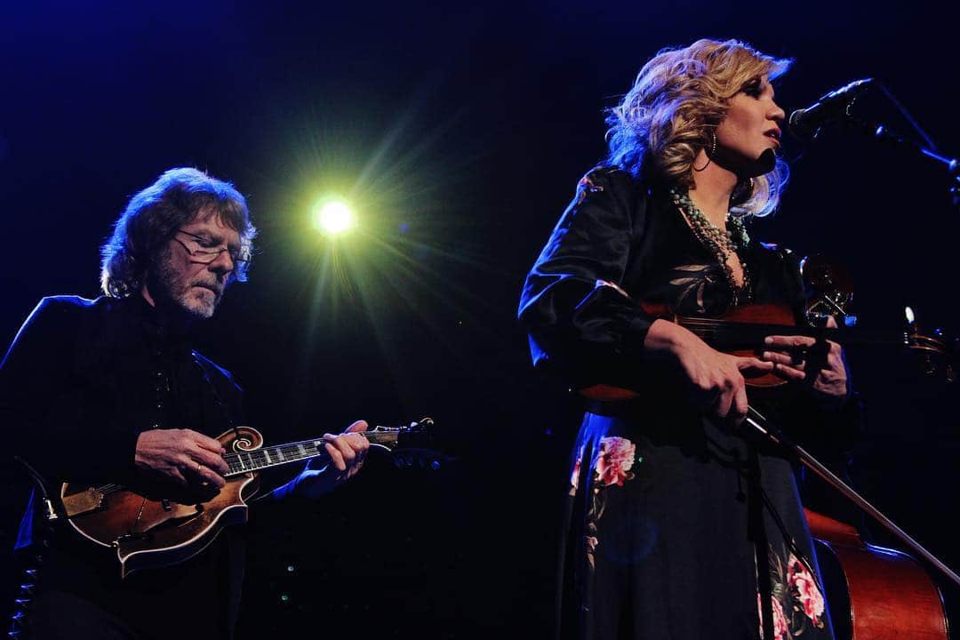 アリソン・クラウスのインスタグラム：「Alison performing with Sam Bush (@sambushband) at Volunteer Jam XX: A Tribute to Charlie Daniels in Nashville on March 7th, 2018. Photo credit: @smokingmonkeyphoto」