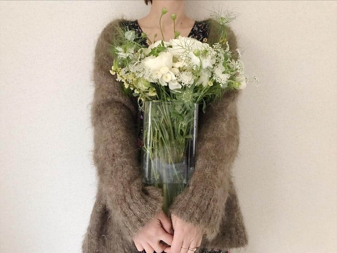花盛友里のインスタグラム：「3/15のサイコーの日は私たち夫婦の結婚記念日。 「お花もらったらめっちゃ嬉しいねんなー」ってゆってからちゃんと毎年お花をくれるハズバンド。 今年もわたしの大好きなお花やさんで用意してくれてた♡ 出会って10年、結婚して5年。 これからもずっとよろしくお願いいたしますね。ねねね。」