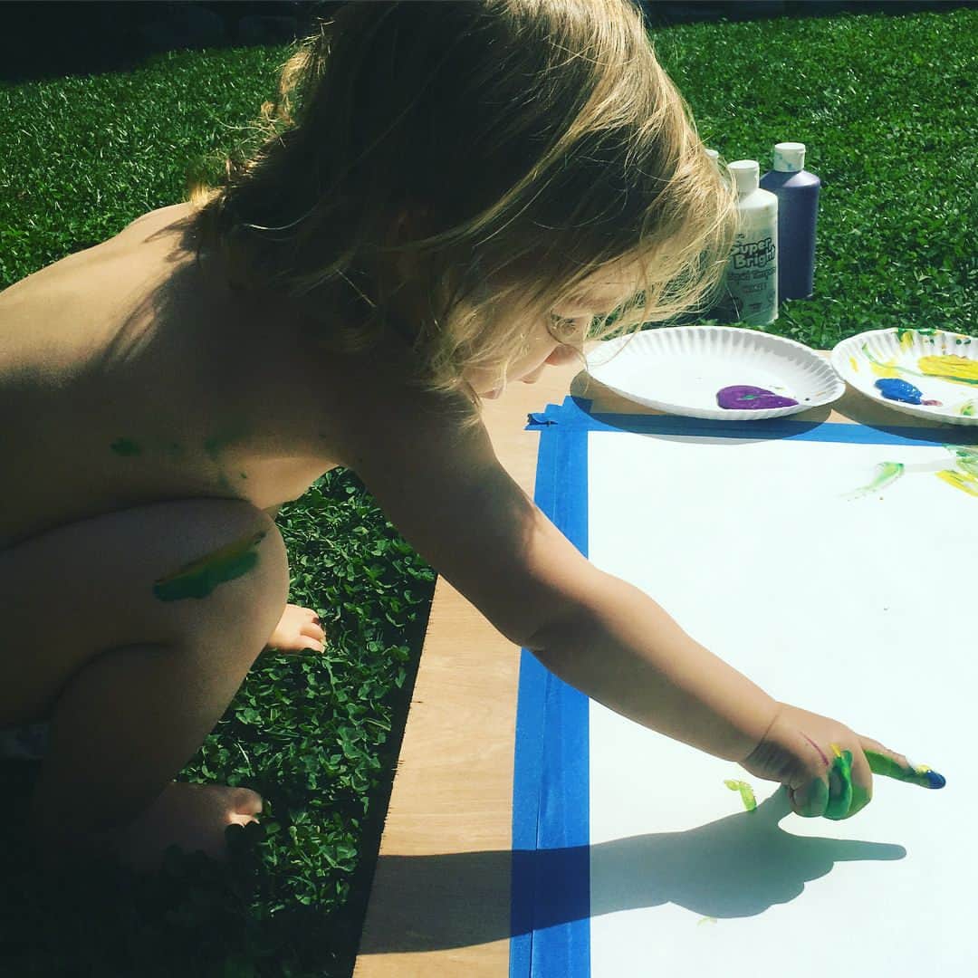 マイケル・レイディのインスタグラム：「Daddy daughter art time with my Olive June. #happiness #art #kids」