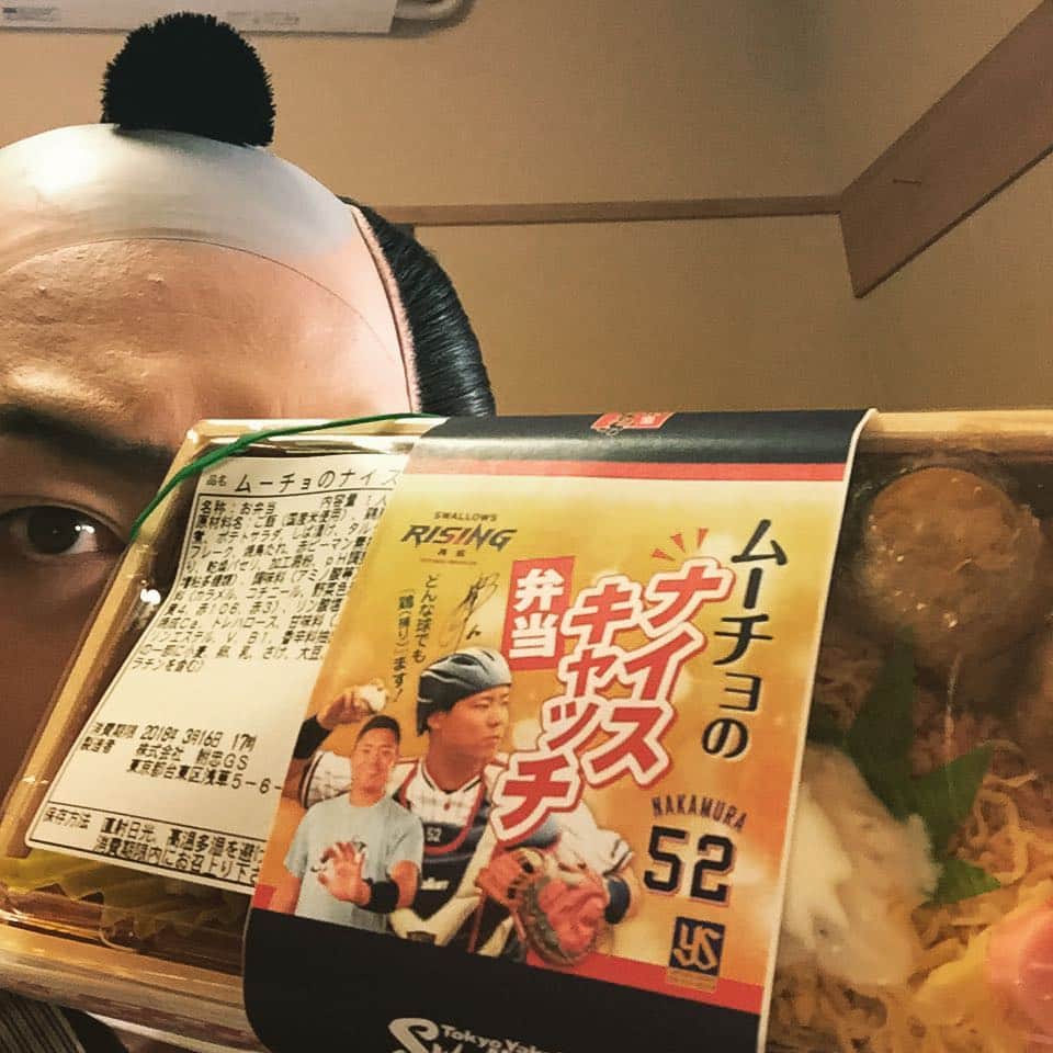 坂東亀三郎さんのインスタグラム写真 - (坂東亀三郎Instagram)「神宮グルメ。 中村悠平捕手の「ムーチョのナイスキャッチ弁当-どんな球でも『鶏(捕り)ます！』」。 何年か前に比べたら此処数年は本当にグルメが充実してきて嬉しい限りっすね。  昨日練習後にグラウンドで少しお話しさせて頂いたのですが、めっちゃ身体がバシッと！ビシッと！引き締まっていて地獄のキャンプの過酷さを物語っていました。本人も特に第1クール、そして第3クールまでキツかったですと仰ってました！ ・ ・ #歌舞伎 #音羽屋 #歌舞伎役者 #彦三郎 #坂東彦三郎 #九代目 #歌舞伎部 #KABUKI #JAPAN #otowayabando #東京ヤクルトスワローズ #燕党 #ヤクルト #スワローズ #ヤクル党 #明治神宮球場 #神宮グルメ #選手弁当 #中村悠平 #捕手 #ムーチョ コメントはお気軽に📝」3月17日 7時57分 - otowayabando