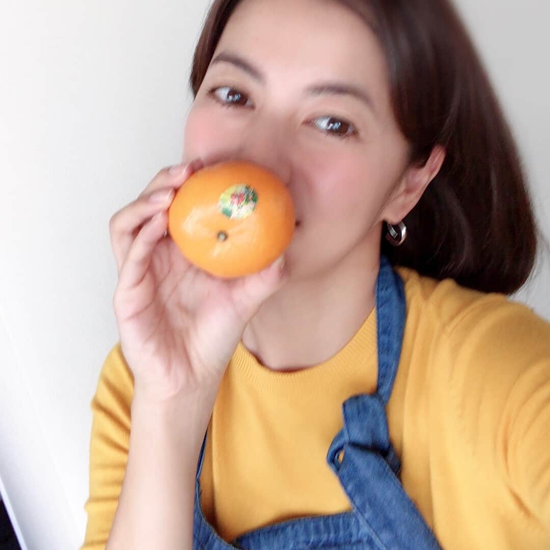 のインスタグラム：「我家は今朝も #オア くんです。 スーパーで見つけると嬉しくてつい買ってしまう！！ 最近はフレッシュジュースにしていただくのがお気に入り(→スワイプしてね！) 瑞々しくて甘くて一日の始まりに飲むと元気が出るの😊 今日はスクールイベント。一日がんばろうー♡ . #goodmorning #OR #オアくん #驚きの甘さ」