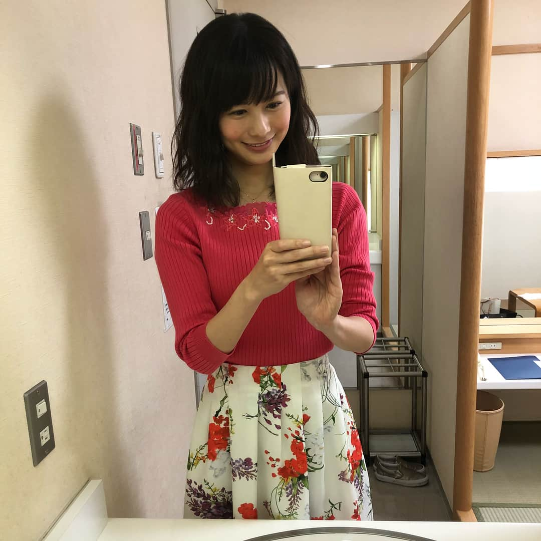 高見侑里さんのインスタグラム写真 - (高見侑里Instagram)「◡̈♥︎ 皆さん、おはようございます☀ 今朝のめざましどようびの衣装です👗 トップス…#PATTERNfiona スカート…#RoseTiara アクセサリー…#VENDOMEAOYAMA 今日も皆さんが笑顔で過ごせますように☺︎ #めざましどようび #衣装」3月17日 8時49分 - yuri_takami_official