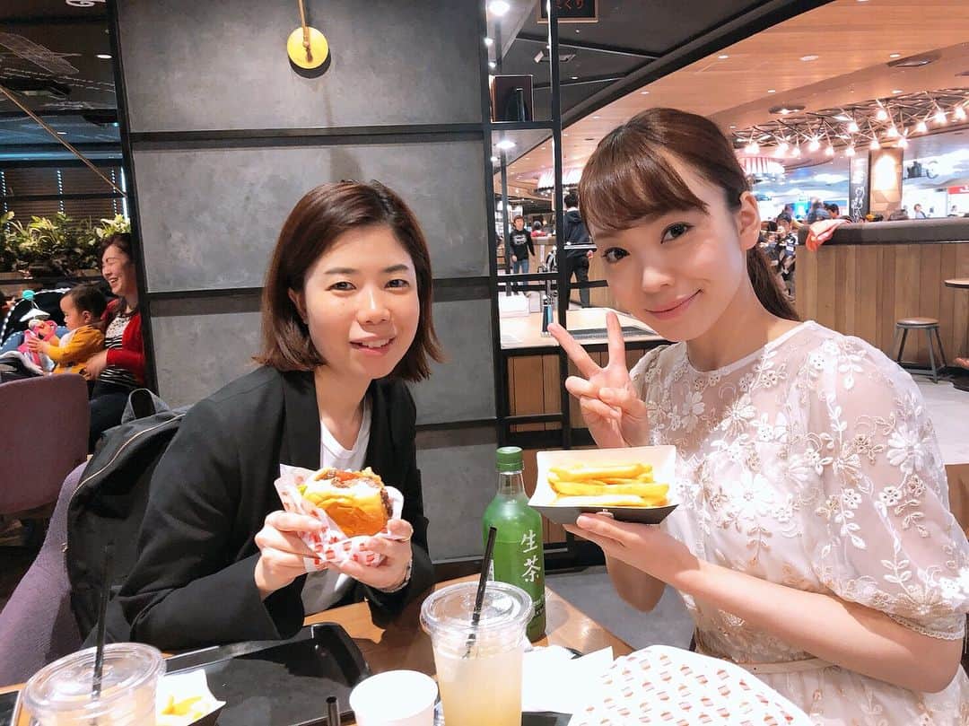 杜このみのインスタグラム：「福岡空港にて☆ #福岡空港 #お気に入りのハンバーガー屋さん」