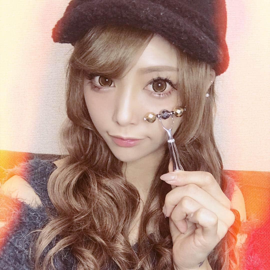 のインスタグラム：「先日youtubeでも紹介した小顔ケアが好評で嬉しい🤗💖 siteraめっちゃいいよ(＊¯ω¯＊) 私いつもコロコロしてる… 半信半疑だったけど効果がすごすぎてコロコロした後いつも顔がポカポカ熱くなる😹✨ . 渋谷トレンドと楽天で買えるよん💓 http://shibuya-trend.com/ @shibuyatrend  https://item.rakuten.co.jp/web-st/c/0000000279/ . #小顔 #顔痩せ #浮腫ケア #小顔ケア #美顔器 #小顔ローラー #sitera」