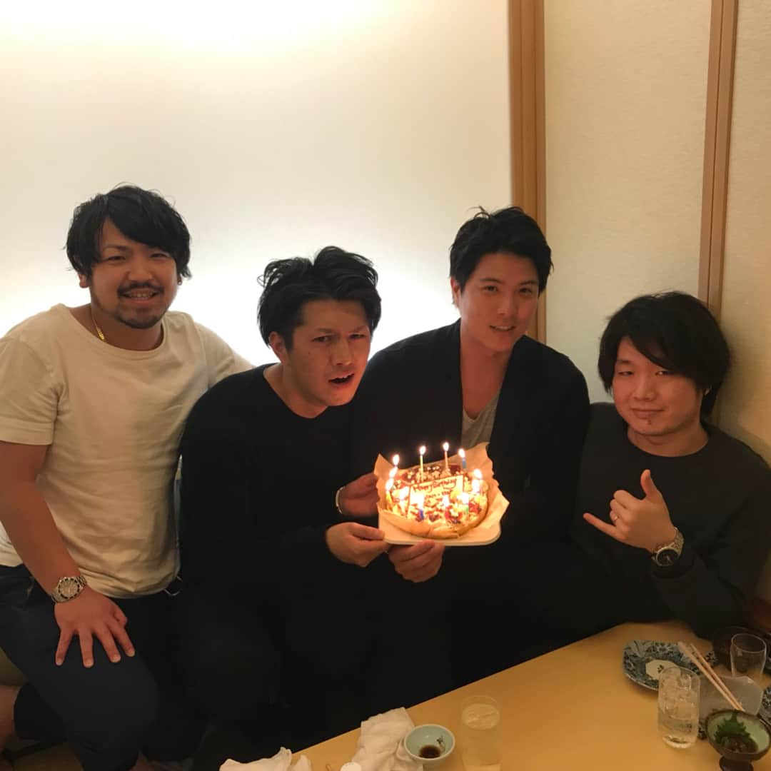 保田賢也さんのインスタグラム写真 - (保田賢也Instagram)「親友たちに誕生日祝ってもらいました🎂 ラスト20代楽しんで頑張ります‼️ 沢山のメッセージありがとうございます😊 3.29  #富山 #小学生から #親友 #誕生日 #手作りケーキ」3月31日 22時12分 - kenya_yasuda_