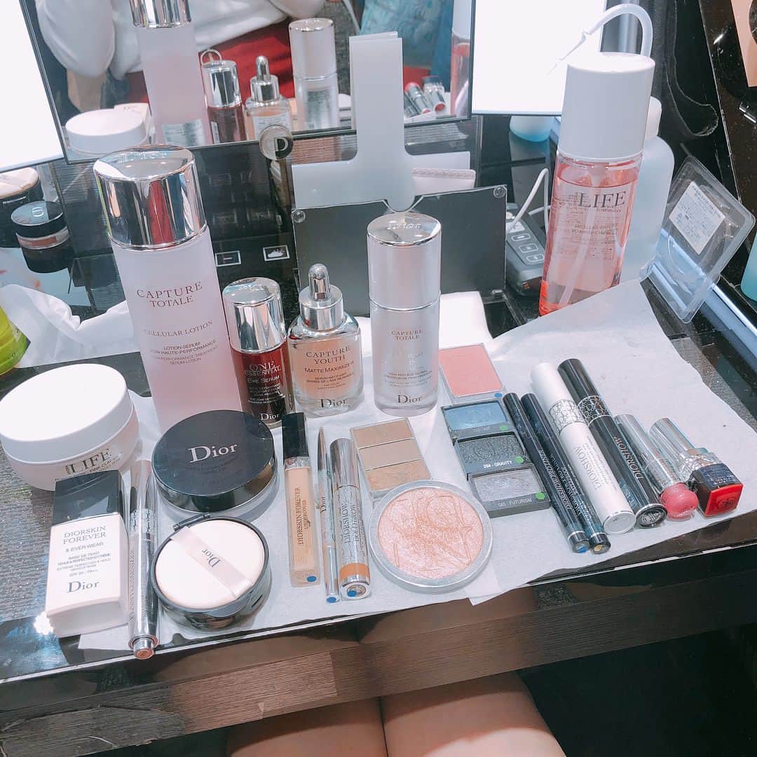 のインスタグラム：「Diorのメイクイベに行ってきました！ いつもとは違うメイクをしてもらって、クールめに仕上がりました！いつものとどっちが好きかなあ？ LIFEのパック欲しかったんだけど、品切れ中だったから次回いった時買おうと思った。  #桃月なしこ #なしこたそ #Dior #ディオール #メイクイベント #makeup #make」
