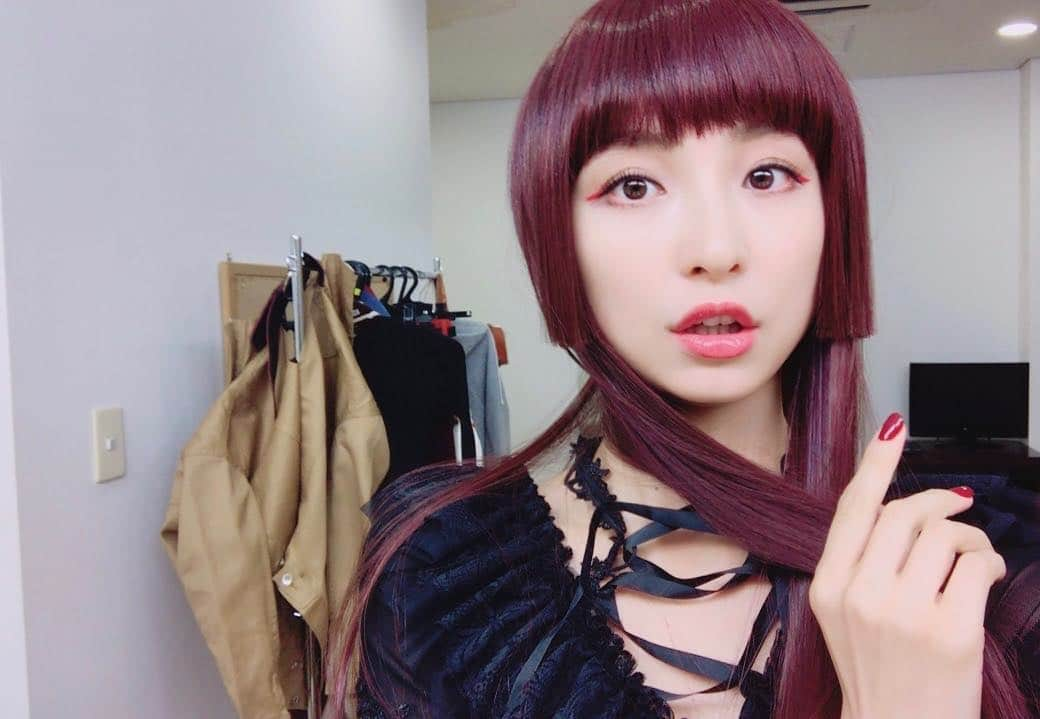 篠田麻里子さんのインスタグラム写真 - (篠田麻里子Instagram)「明日から魔法×戦士マジマジョピュアーズ始まるよっ⭐️ #魔法使い#ティアラ#マジマジョピュアーズ」3月31日 22時49分 - shinodamariko3