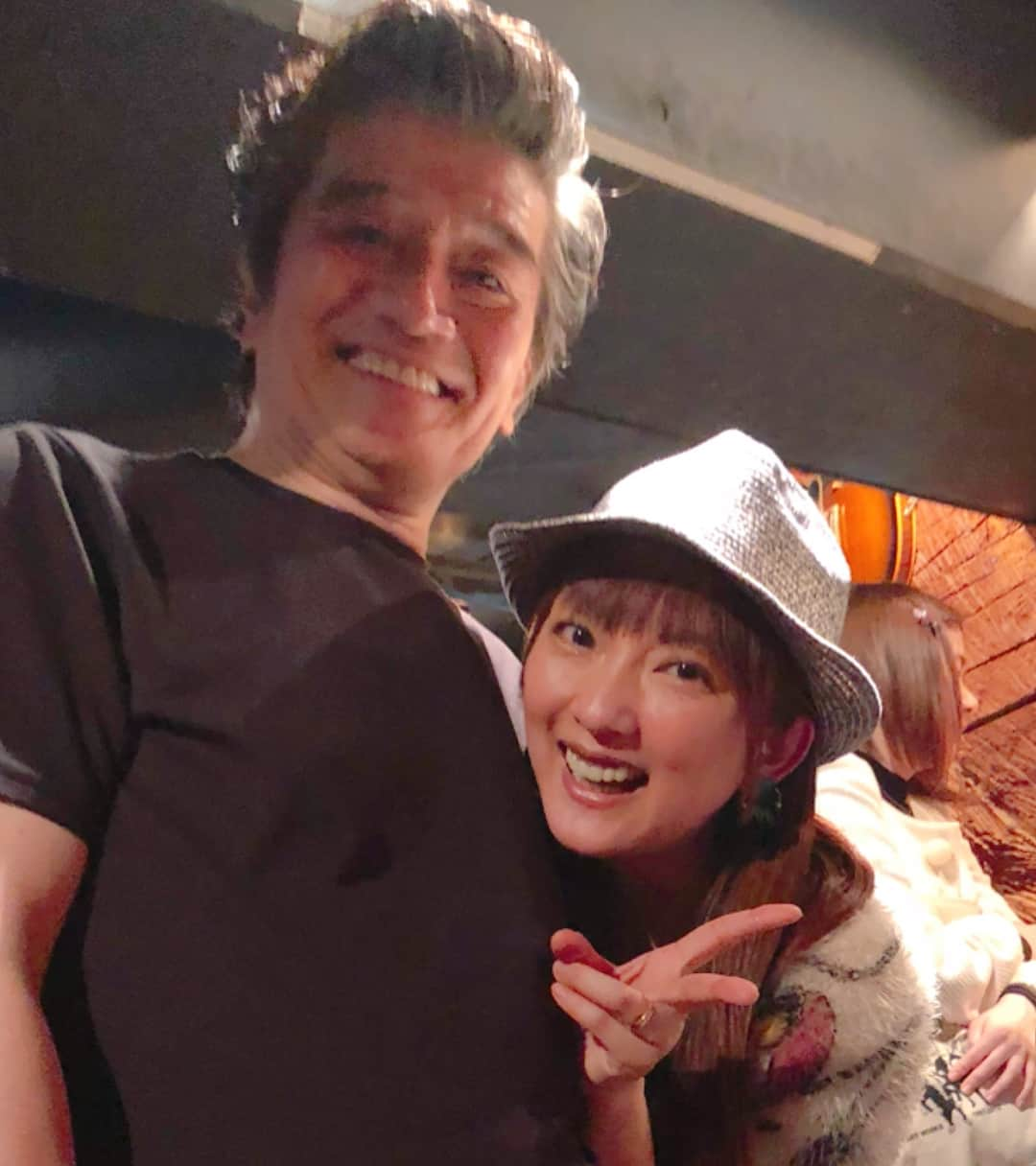 山田まりやさんのインスタグラム写真 - (山田まりやInstagram)「#満月 の夜に#キムラ緑子 さんに 会えて めっちゃパワーチャージ😍❤️www ・ ・ #満月 #ブルームーン  #浄化 #デトックス #願い事 思いを深めるのに 最高な日🌕✨✨✨ ・ ・ もっとも#お月様 のパワーが強い 21時37分頃 ・ ・ 私は最強のパワーの塊であるww #女優 キムラ緑子さんとwww #hug #ハグ をして #パワーチャージ 😍🤣❤️✨✨✨ ・ ・ 毎回楽しみ過ぎる ドリー&タニーのLive😆❤️✨ #キムラ緑子 さん  #大谷亮介 さん ・ ・ 写真色々、、、 満月だからかテンション高めな #ムネくん のわんぱくぶりを お察し下さい😅www ・ ・ それはもう 出産にも立ち会ってくれて 久々に会えたドリドリもビックリな わんぱくっぷりでした🤣www ・ ・ 優しい出演者の皆様✨ 優しいお客様✨ 優しい#吉祥寺スターパインズカフェ の皆様に感謝感謝でございます🙏❤️❤️❤️ ・ ・ 久しぶりの方々にも沢山会えて😍✨ #がっしゃん こと #東野ひろあき さんの作り出す #ドリタニ の世界観に 久しぶりに#笑い泣き で 最っっっ高に#パワチャージ  させてもらいました😊❤️❤️❤️ ・ ・ #ありがとうございました 😂❤️❤️❤️」3月31日 23時45分 - mariya.yamada