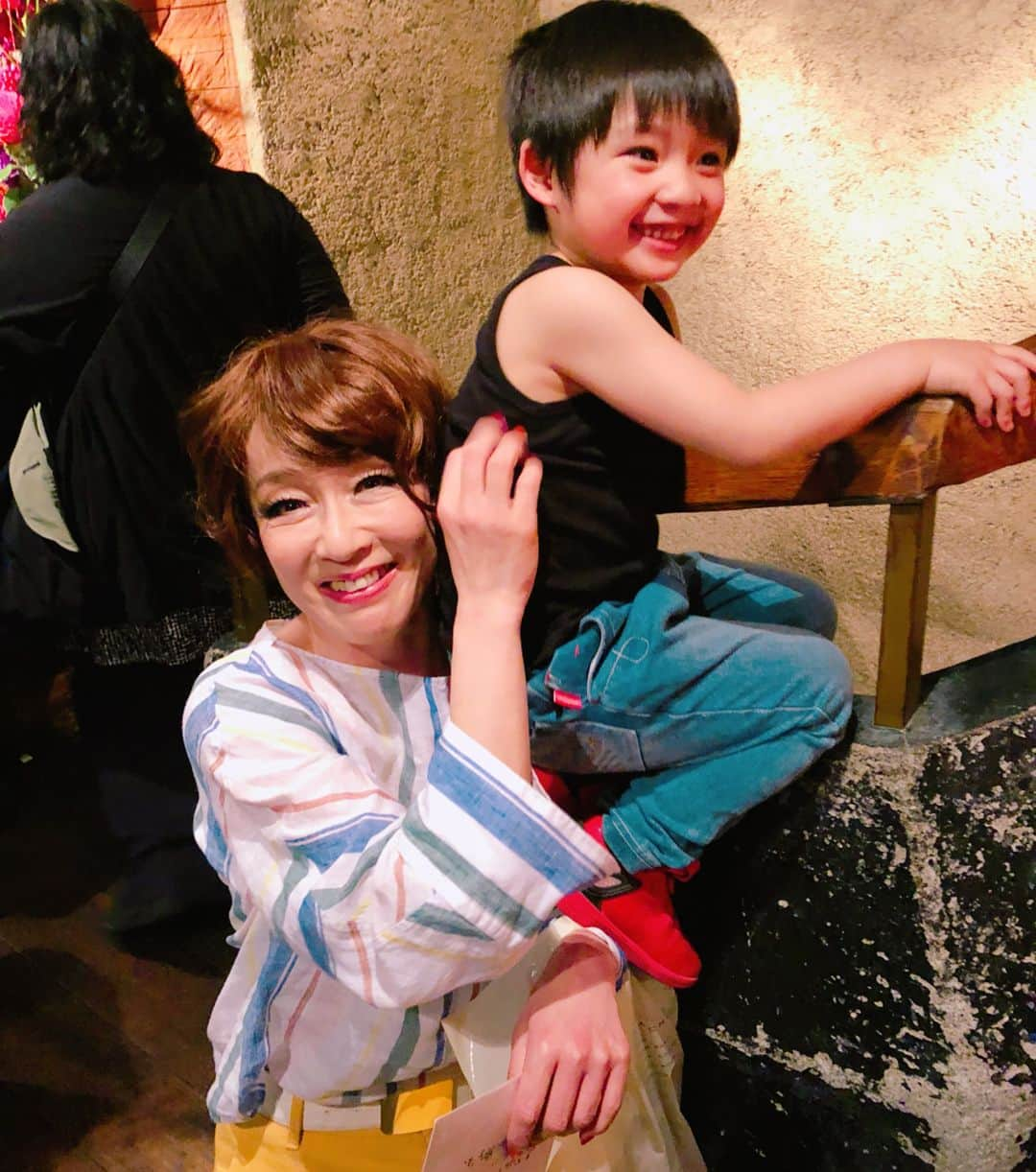 山田まりやさんのインスタグラム写真 - (山田まりやInstagram)「#満月 の夜に#キムラ緑子 さんに 会えて めっちゃパワーチャージ😍❤️www ・ ・ #満月 #ブルームーン  #浄化 #デトックス #願い事 思いを深めるのに 最高な日🌕✨✨✨ ・ ・ もっとも#お月様 のパワーが強い 21時37分頃 ・ ・ 私は最強のパワーの塊であるww #女優 キムラ緑子さんとwww #hug #ハグ をして #パワーチャージ 😍🤣❤️✨✨✨ ・ ・ 毎回楽しみ過ぎる ドリー&タニーのLive😆❤️✨ #キムラ緑子 さん  #大谷亮介 さん ・ ・ 写真色々、、、 満月だからかテンション高めな #ムネくん のわんぱくぶりを お察し下さい😅www ・ ・ それはもう 出産にも立ち会ってくれて 久々に会えたドリドリもビックリな わんぱくっぷりでした🤣www ・ ・ 優しい出演者の皆様✨ 優しいお客様✨ 優しい#吉祥寺スターパインズカフェ の皆様に感謝感謝でございます🙏❤️❤️❤️ ・ ・ 久しぶりの方々にも沢山会えて😍✨ #がっしゃん こと #東野ひろあき さんの作り出す #ドリタニ の世界観に 久しぶりに#笑い泣き で 最っっっ高に#パワチャージ  させてもらいました😊❤️❤️❤️ ・ ・ #ありがとうございました 😂❤️❤️❤️」3月31日 23時45分 - mariya.yamada