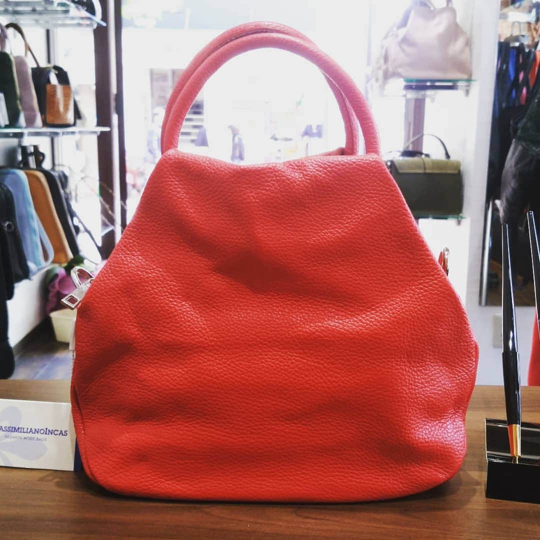 Massimiliano Japanのインスタグラム：「#バッグ #ハンドバッグ #ショルダーバッグ #海外ブランド #ファッション #イタリア製 #マッシミリアーノ #モード #ショッピング #おしゃれ #可愛い #冬コーデ #ブランドバッグ #プレゼント #お洒落さんと繋がりたい #コーディネート #通勤バッグ #オフィスコーデ #通勤バッグ #オフィスコーデ #レザー #bag #bagstagram #fashion #fashiongram #madeinitaly #massimiliano/」