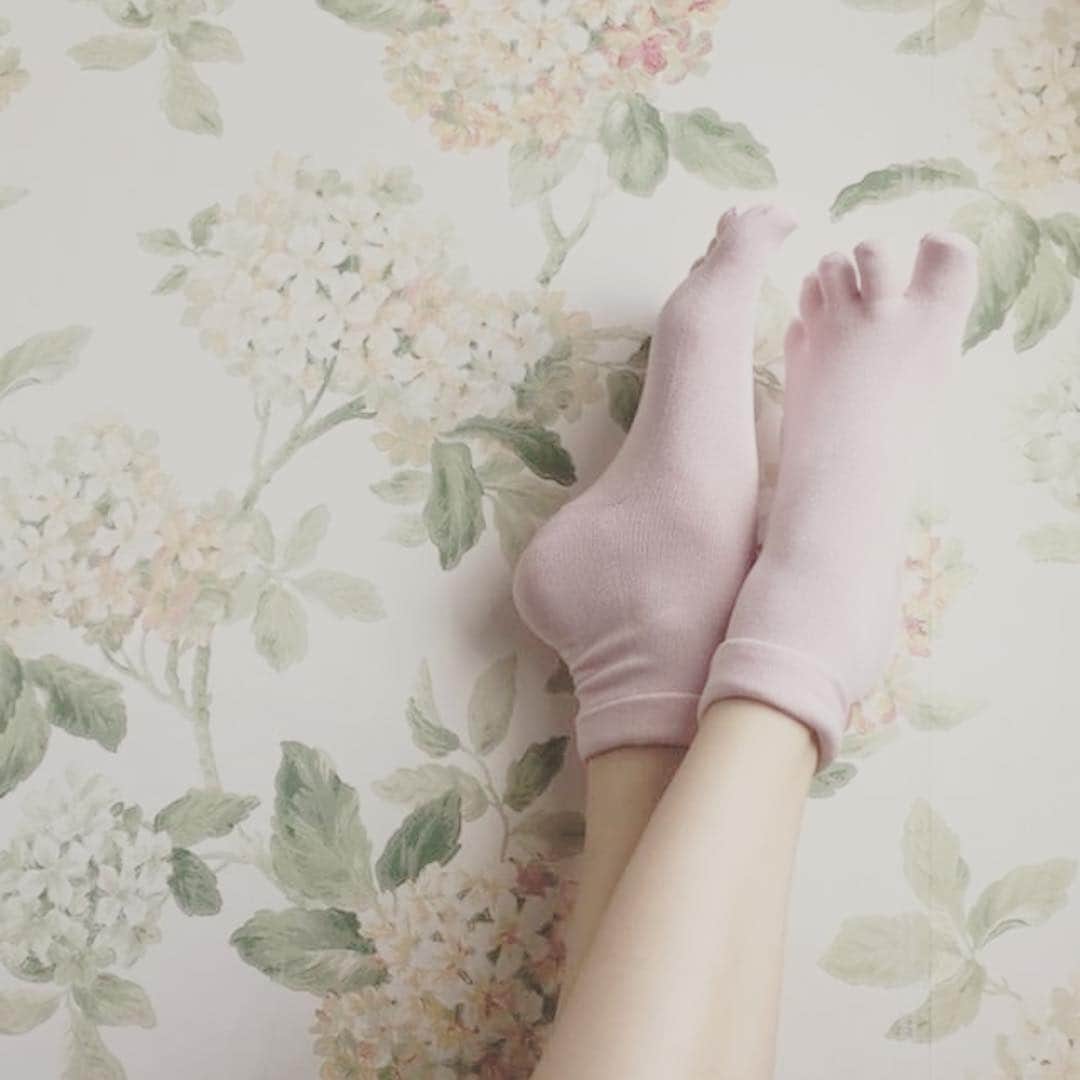 KINUのインスタグラム：「Sakura Pink 🌸  Thank you, @nimuesmit 🙏 #craftmanship #madeinjapan #kickstarter #silk #organicfashion #zen #socks #tabi #kinu #yoga #running #gift #fashion #japan #mensfashion #sustainable」