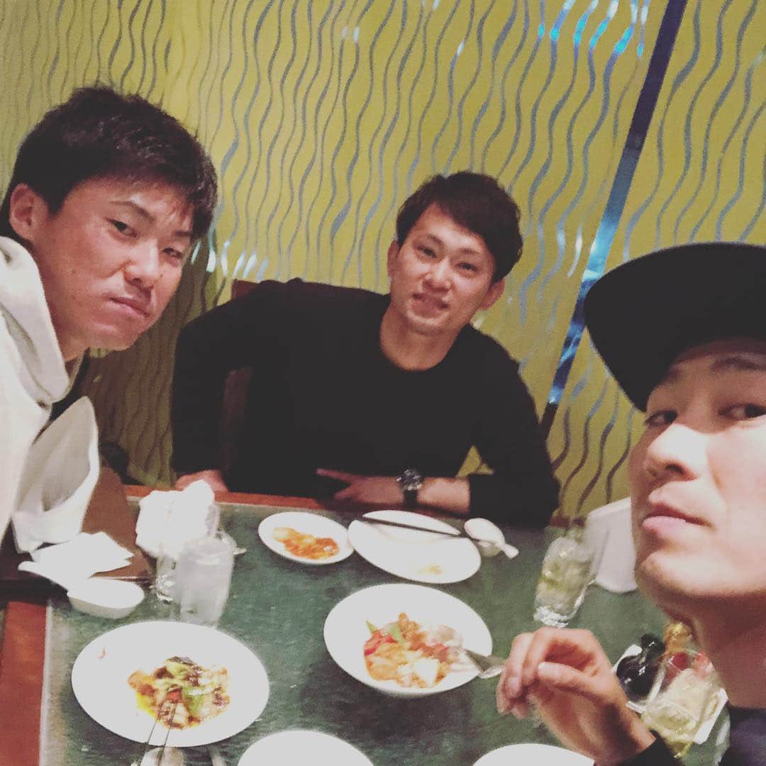 のインスタグラム：「３人で飯 陽川ほっぺたふくらませて機嫌悪いんかな？🙄 #阪神タイガース #西岡剛 #上本博紀#陽川尚将」