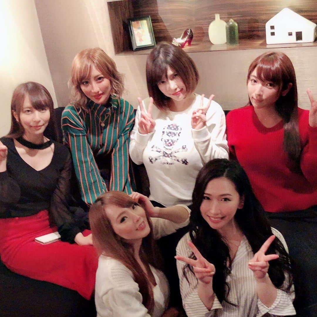 佐山愛のインスタグラム：「・ 昨日の女子会❤️ ・ 楽しすぎたぁーーーっっ！！ ・ 美味しいご飯食べてゲームでエキサイト🤣 ・ ・ ぴょすたん @anri_okita のお腹も かなり大きくなってたし、 産まれてくるのが待ち遠しい！！ ・ 次回は出産祝いで集まれたら いいのーぅ🤗❤️❤️ ・ ・ #女子会 #girlstalk #dinner  #Wii #マリカー #太鼓の達人 #ゲーム #何故か立ってプレイするひーちゃんとAIKAちゃん #ママご乱心 #鬼レベルやばい #ジェシカとかみしおのリンクコーデ感 #練習するAIKAちゃん可愛いな」