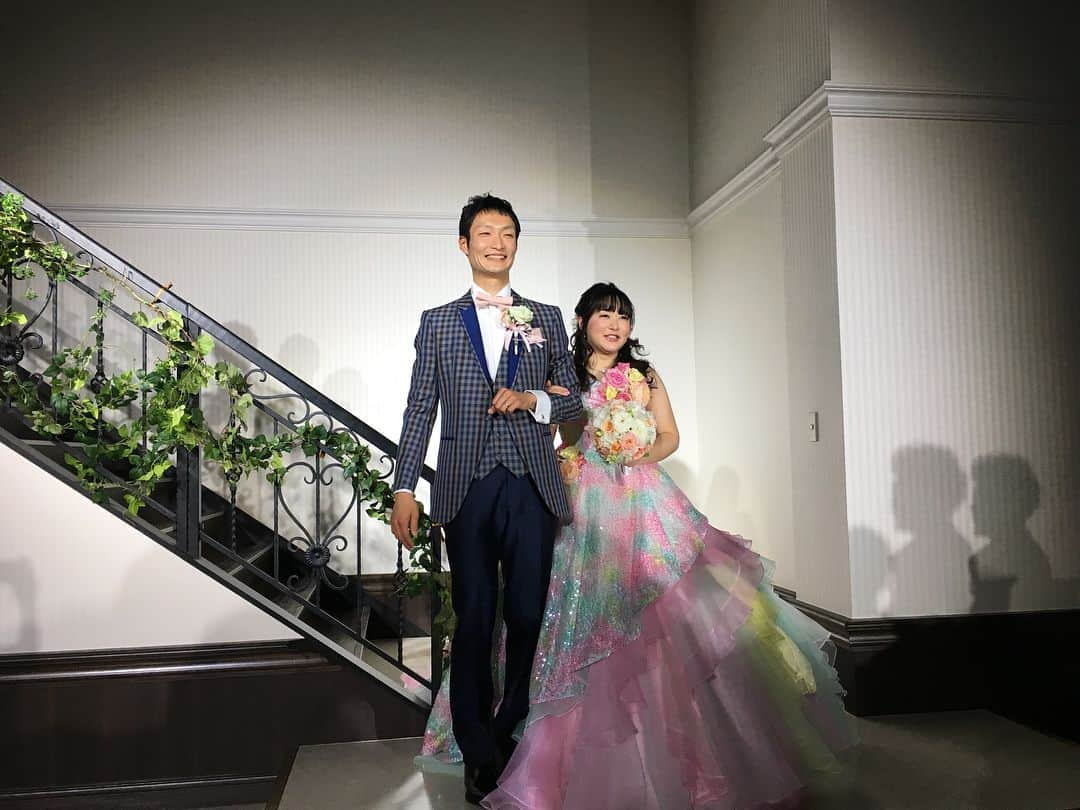 石塚祐輔のインスタグラム：「今日の主役。 友だちの結婚式に家族で参列してきました。 チャラ…いや、今日は堂々としていて、背中からカッコよさが滲み出てた。 こいつには何度助けられた。かれこれ10年以上の付き合いか… おめでとう、将太。 おめでとう、愛子さん。 末永くお幸せに。 懐かしい人たちにも会えて、良かった‼︎ いい式だったな。 #結婚式 #友だち #おめでとう #幸せ #happywedding #happybirthday #tsukuba #trackandfield」