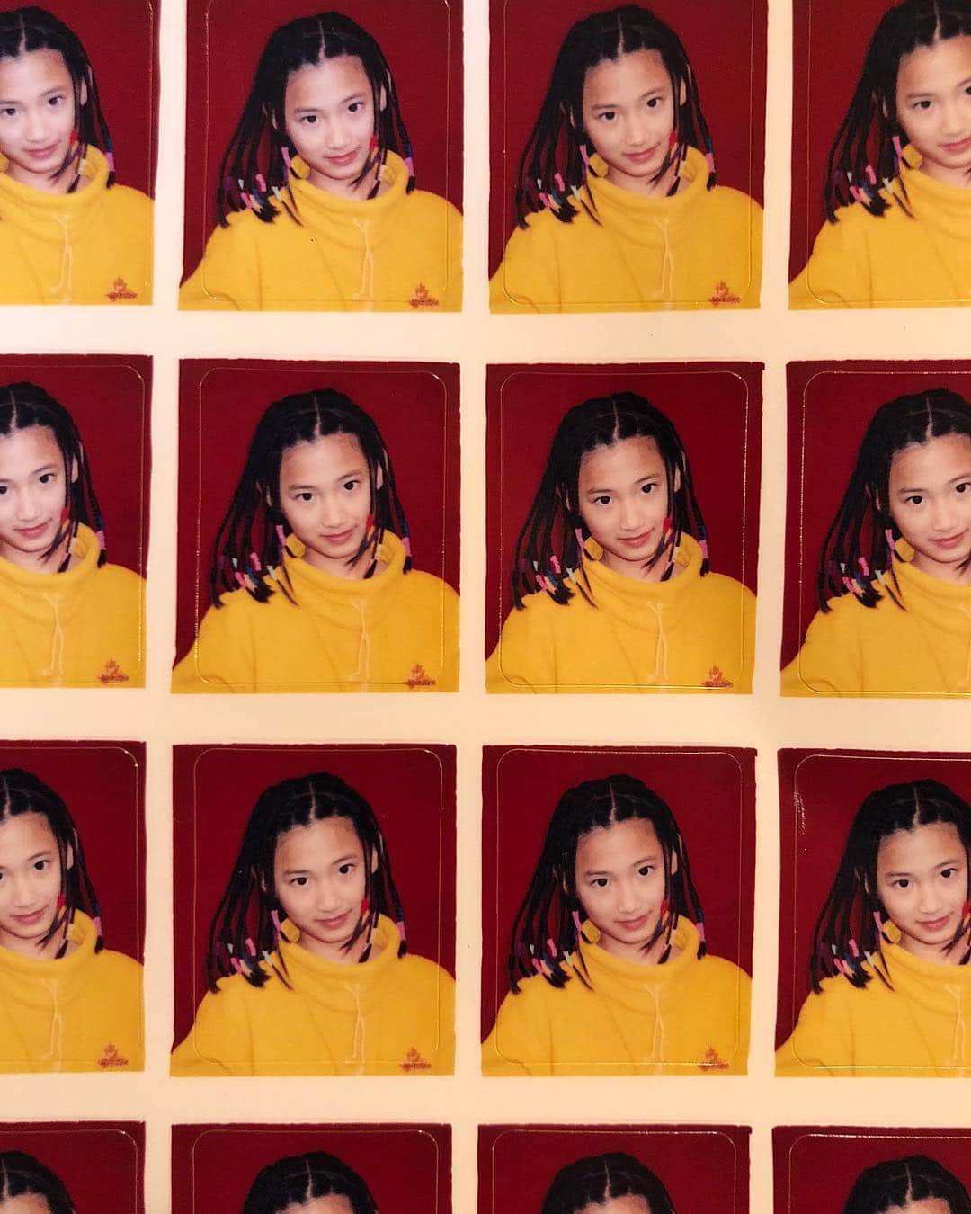 白雪のインスタグラム：「9 years old. When I was learning dance.  ママが探し出してきた。ダンスを習い始めたからなのか、、めちゃB系スタイル🤪❤️懐かしっ。  #これ実はシール #ヘアスタイリストは母 #9才 #少女時代」
