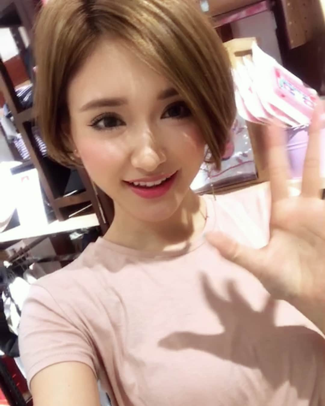 カナさんのインスタグラム写真 - (カナInstagram)「just pink it🌸 昨日のPLAZA @plazastyle からのLive配信📱 仲良しの、りりかなでお送り致しました👩🏼🧒🏼 いかがでしたでしょうか🎶 ． こんな感じで、pinkにデコレーションされた PLAZAでお買い物しながら 私の気になるコスメやグッズについて お話させて頂きました✨ 見てくれたみなさん ありがとうございました🤗💓 ． 新しい春色のコスメが可愛かったよ💐 男性も使えるバスグッズもたくさん🛁 今だけの限定のものも多く揃っているので🌱 みなさんもお近くのPLAZA @plazastyle 見てみてね💕 ． #cyberjapan #cyberjapandancers #ririkana #りりかな #plaza #instalive」3月17日 19時09分 - _kana627_