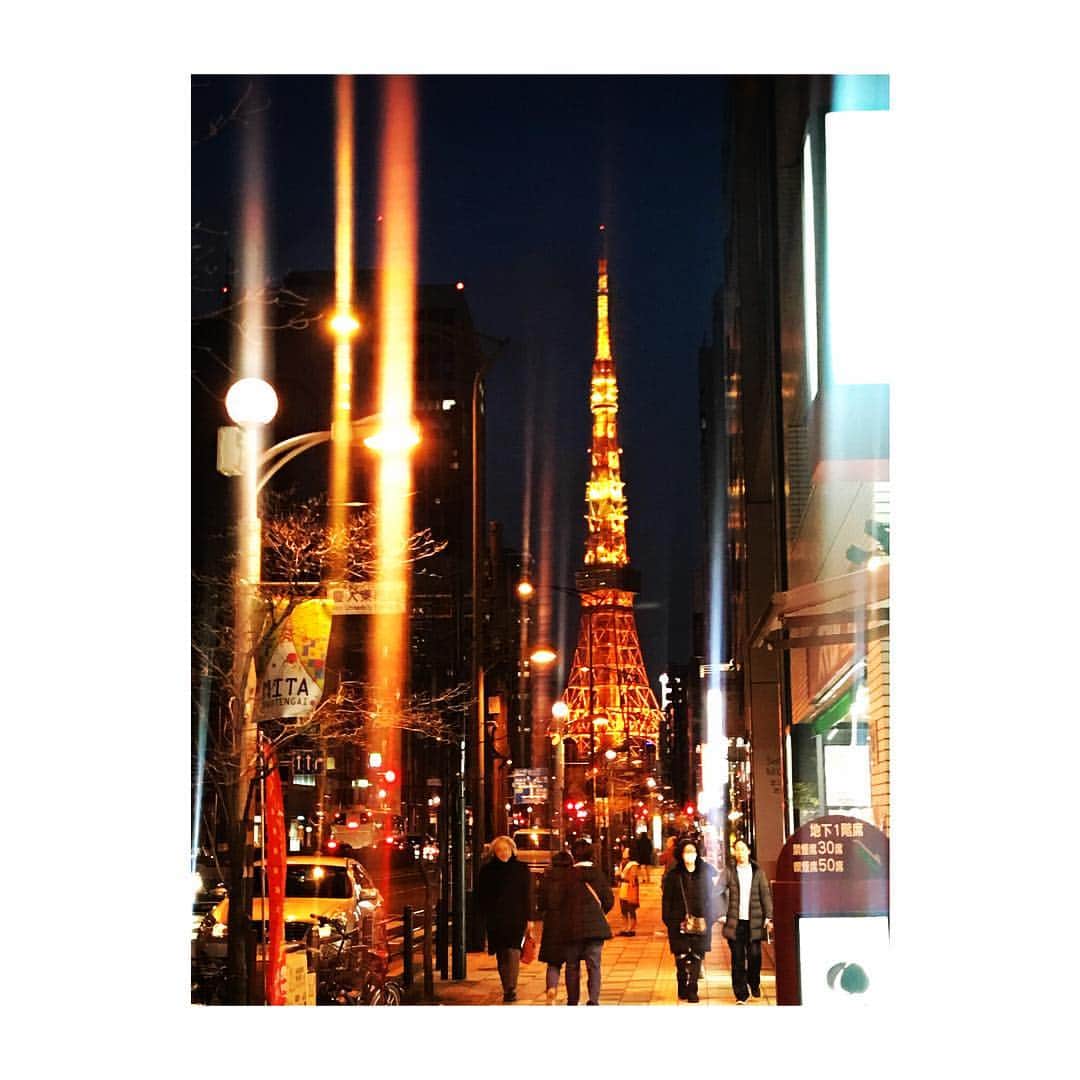あきらかにあきらさんのインスタグラム写真 - (あきらかにあきらInstagram)「こないだ慶應行ったとき撮った東京タワー。 #光ええ感じ #ゆてiPhone  #ジョブズすごい #おかんと #ぼくと #時々 #おとん #毎週月曜の #オーラルジョブズも #見てね」3月17日 19時04分 - akrknakr