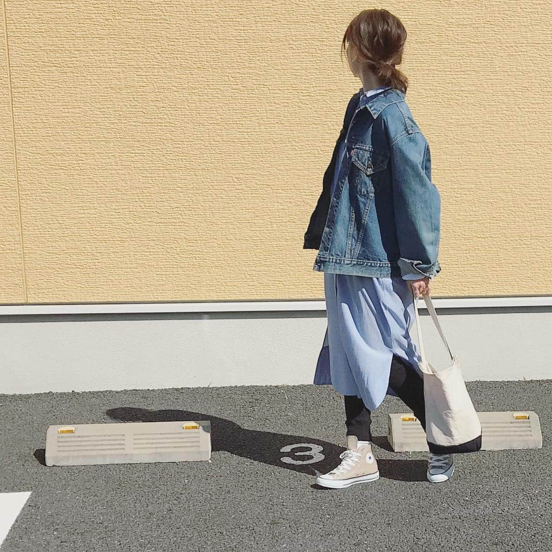 010iii_k_kot_kot__40さんのインスタグラム写真 - (010iii_k_kot_kot__40Instagram)「#ootd #outfit #fashion #fashionstyle #instafashion  こんばんは🙌 日差しポカポカだから#gジャン で ←でも、やっぱりまだ寒い😵 * 桜がちらほら🌸 花粉が無かったら1番好きな季節なんだけどな☺️ ←知らんがな！ * * #ホットヨガ始めた🧘‍♀️ #やっとヤル気に #いや！本当にやらなきヤバい体💦 #コーデ #コーディネート #シンプル #シンプルコーデ #ママコーデ #春コーデ #code #coodinate #simple #converse #levis #iena #denim #denimjacket」3月17日 19時04分 - 010iii_k_kot_kot__40